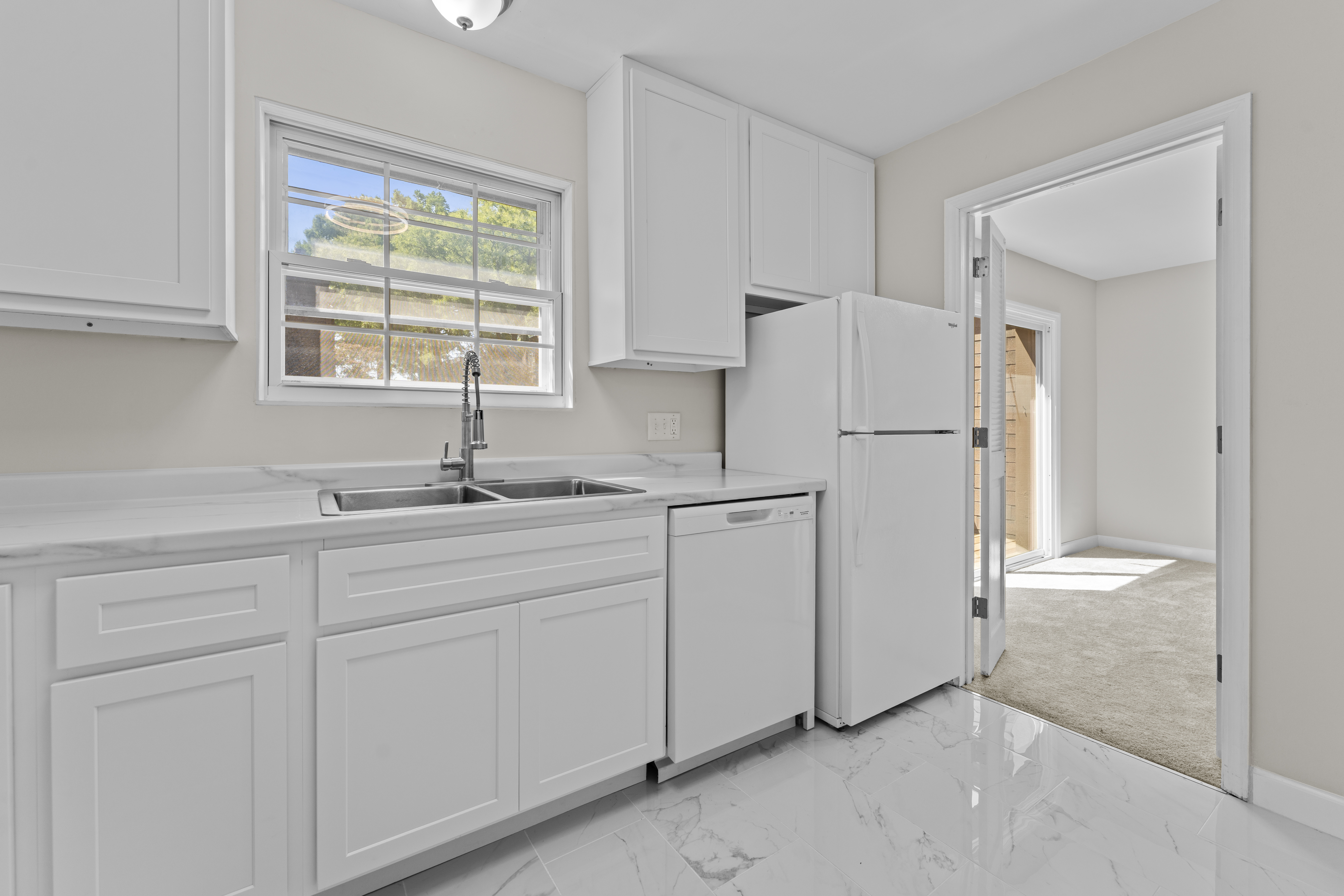 Completely Renovated Garden-Style Condo in Parkway Central Schools - 物件實景