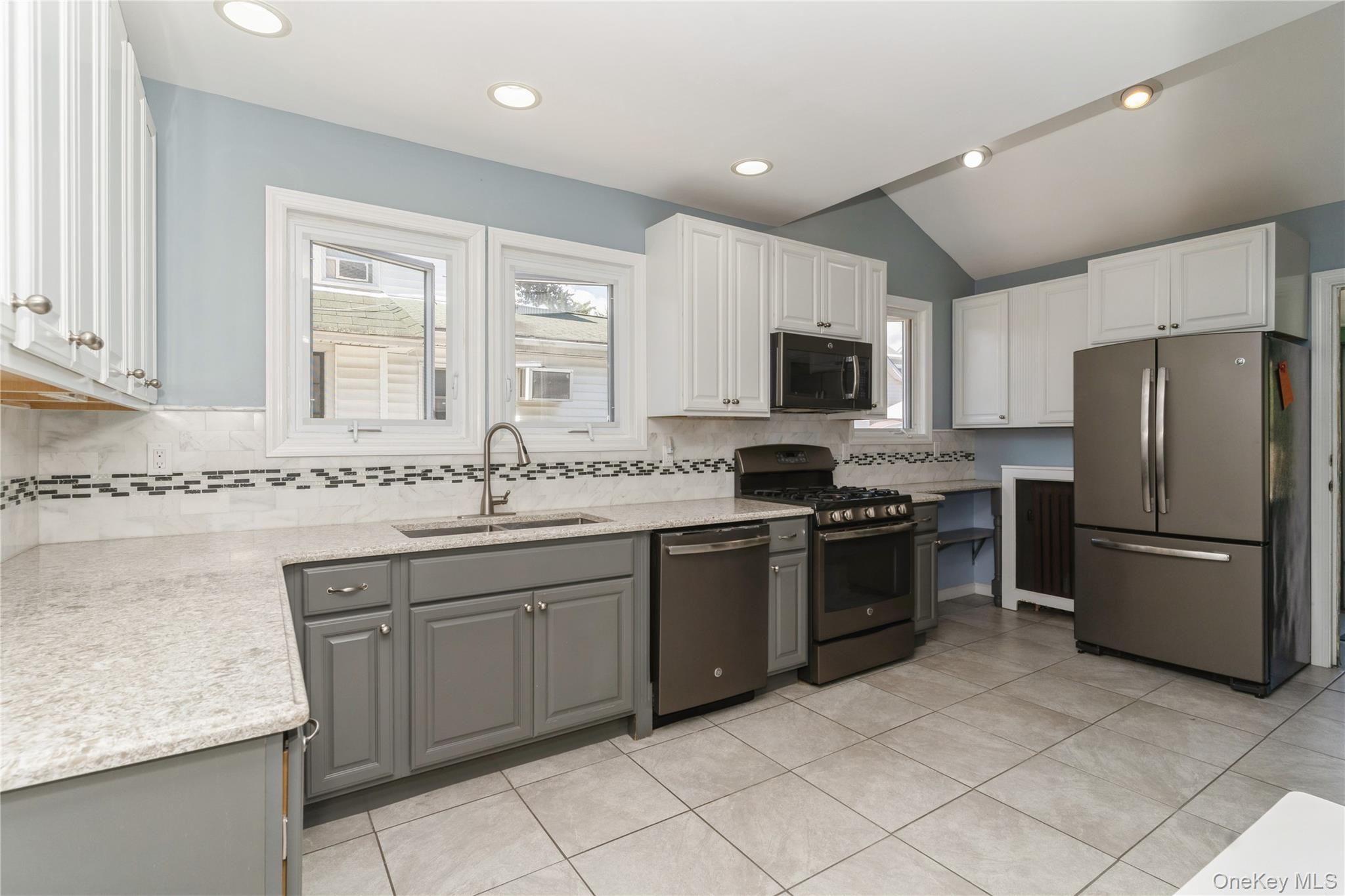 Lynbrook, New York, 11563, United States, 3 Bedrooms Bedrooms, ,2 BathroomsBathrooms,Residential,For Sale,1941758