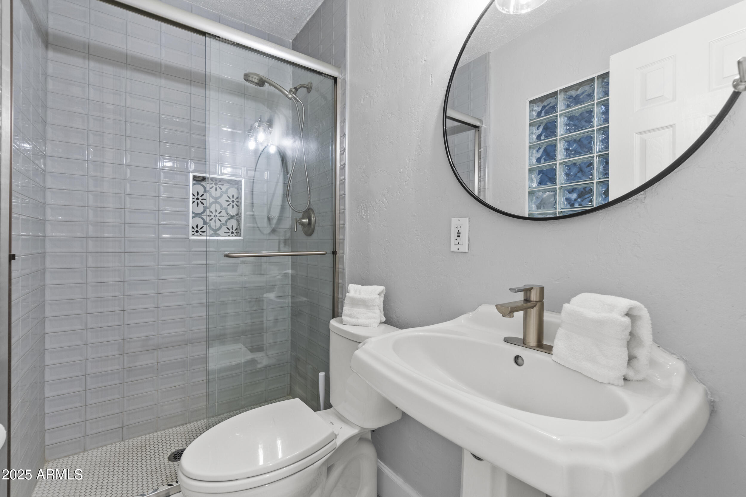 Phoenix, Arizona, 85018, United States, 6 Bedrooms Bedrooms, ,4 BathroomsBathrooms,Residential,For Sale,2002076