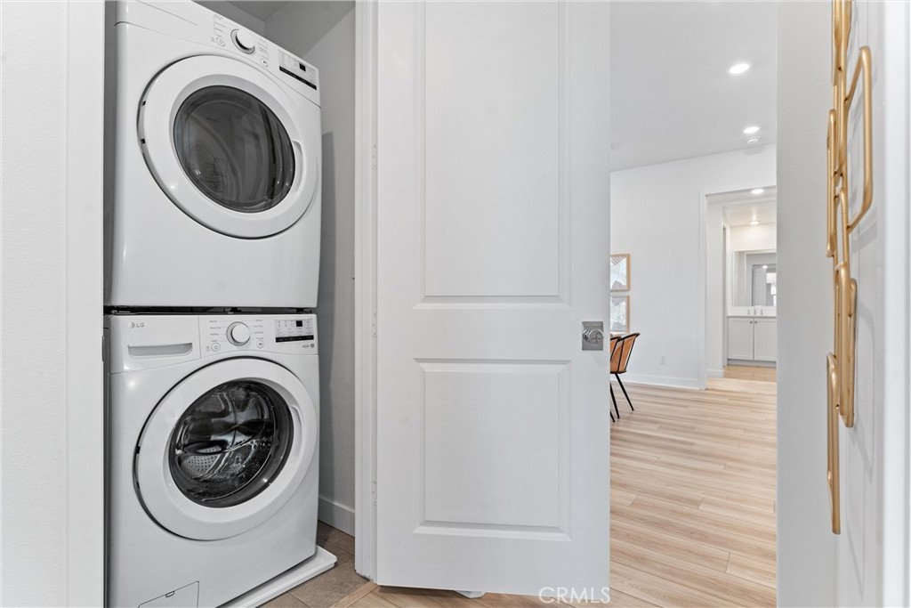 Irvine, California, 92618, United States, 2 Bedrooms Bedrooms, ,2 BathroomsBathrooms,Residential,For Sale,1988212