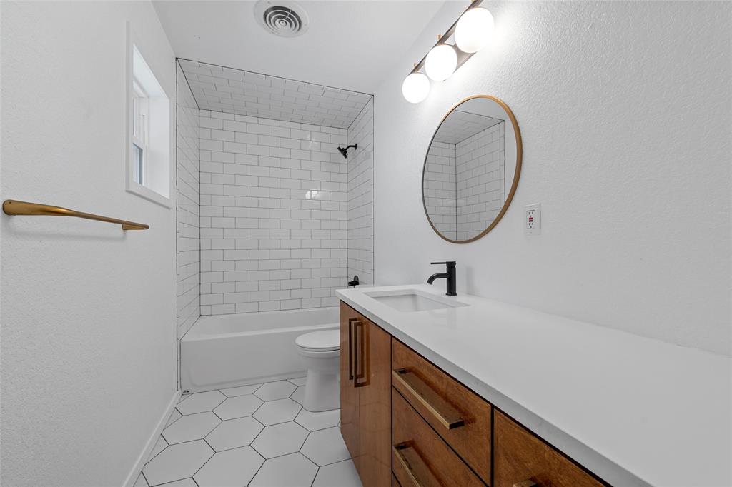 Waco, Texas, 76710, United States, 5 Bedrooms Bedrooms, ,4 BathroomsBathrooms,Residential,For Sale,1806319