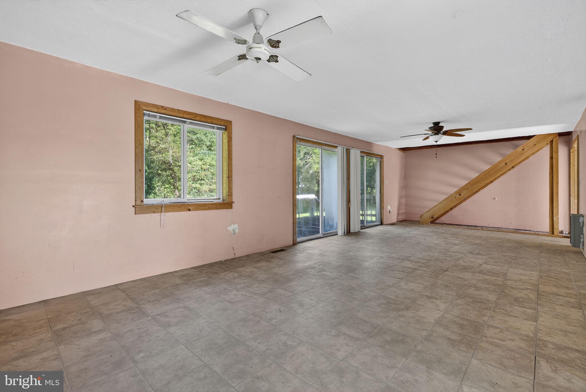 Hume, Virginia, 22639, United States, 7 Bedrooms Bedrooms, ,3 BathroomsBathrooms,Residential,For Sale,1943038
