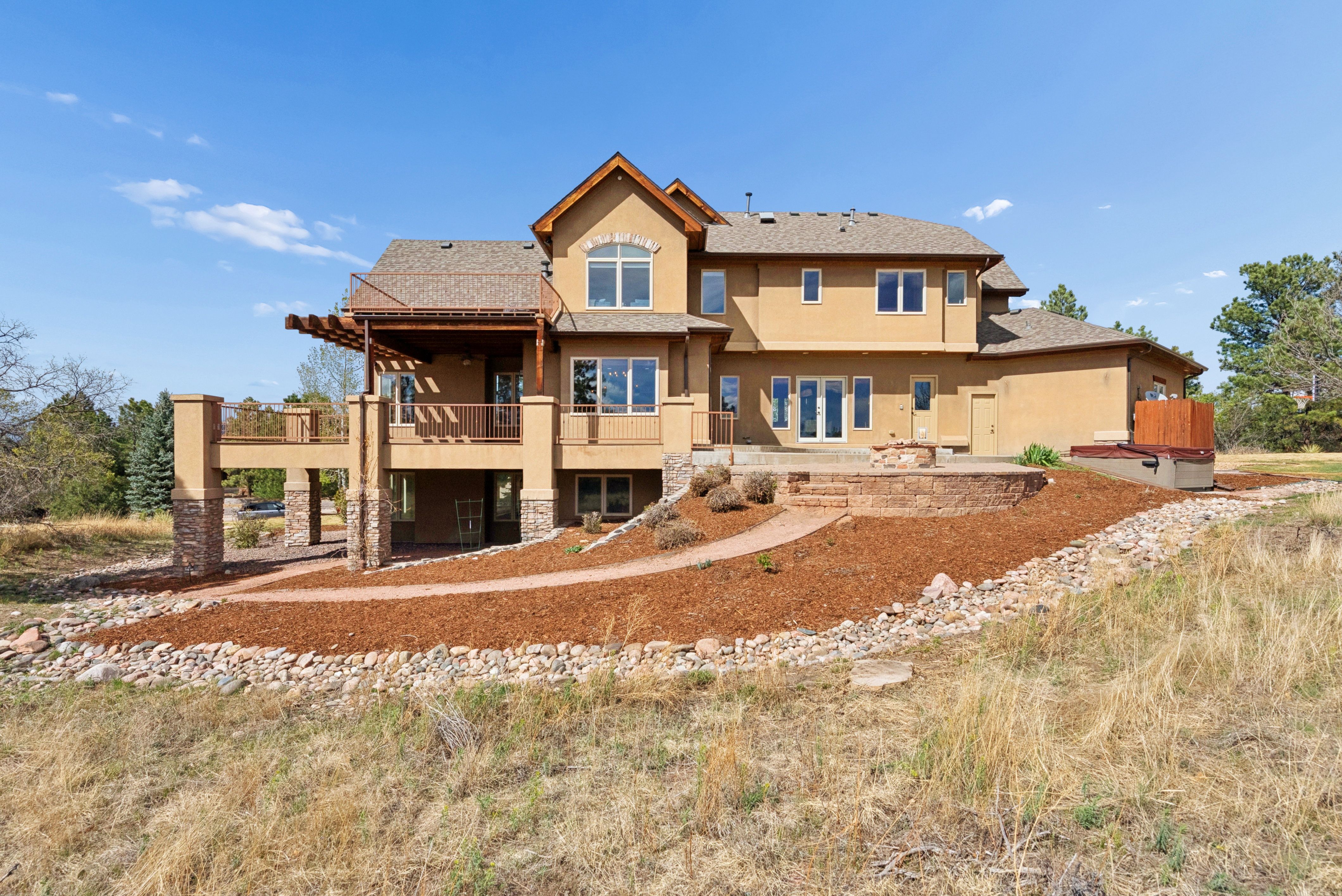  Set high on a hill in The Timbers and backing to open space - 物件實景