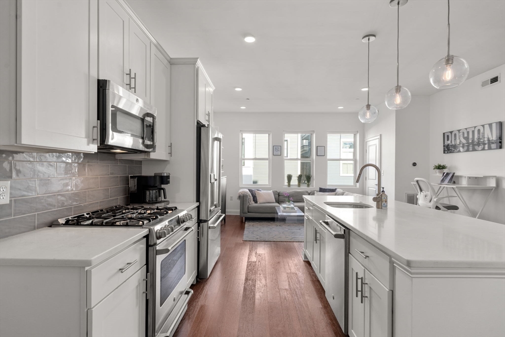 Boston, Massachusetts, 02127, United States, 2 Bedrooms Bedrooms, ,2 BathroomsBathrooms,Residential,For Sale,1987750