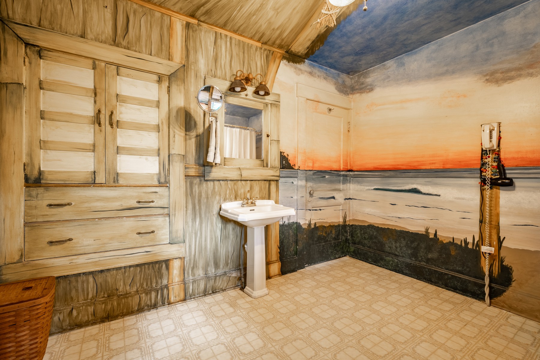  Charming Indianapolis Home with Stained Woodwork and Hardwood Floors - 物件實景