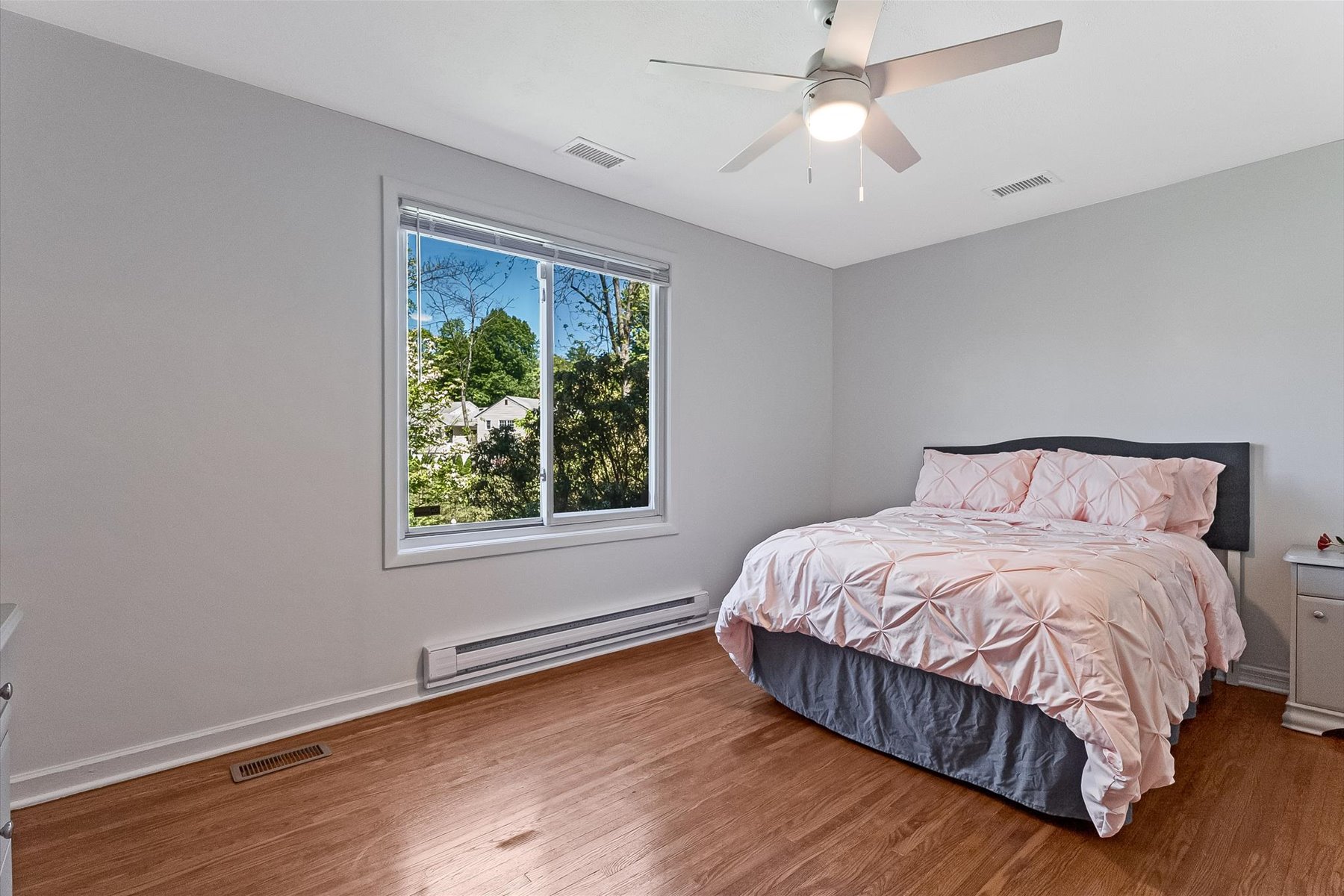 Easy One Floor Ranch Style Home with Vibrant and Perfectly Manicured Property - 物件實景