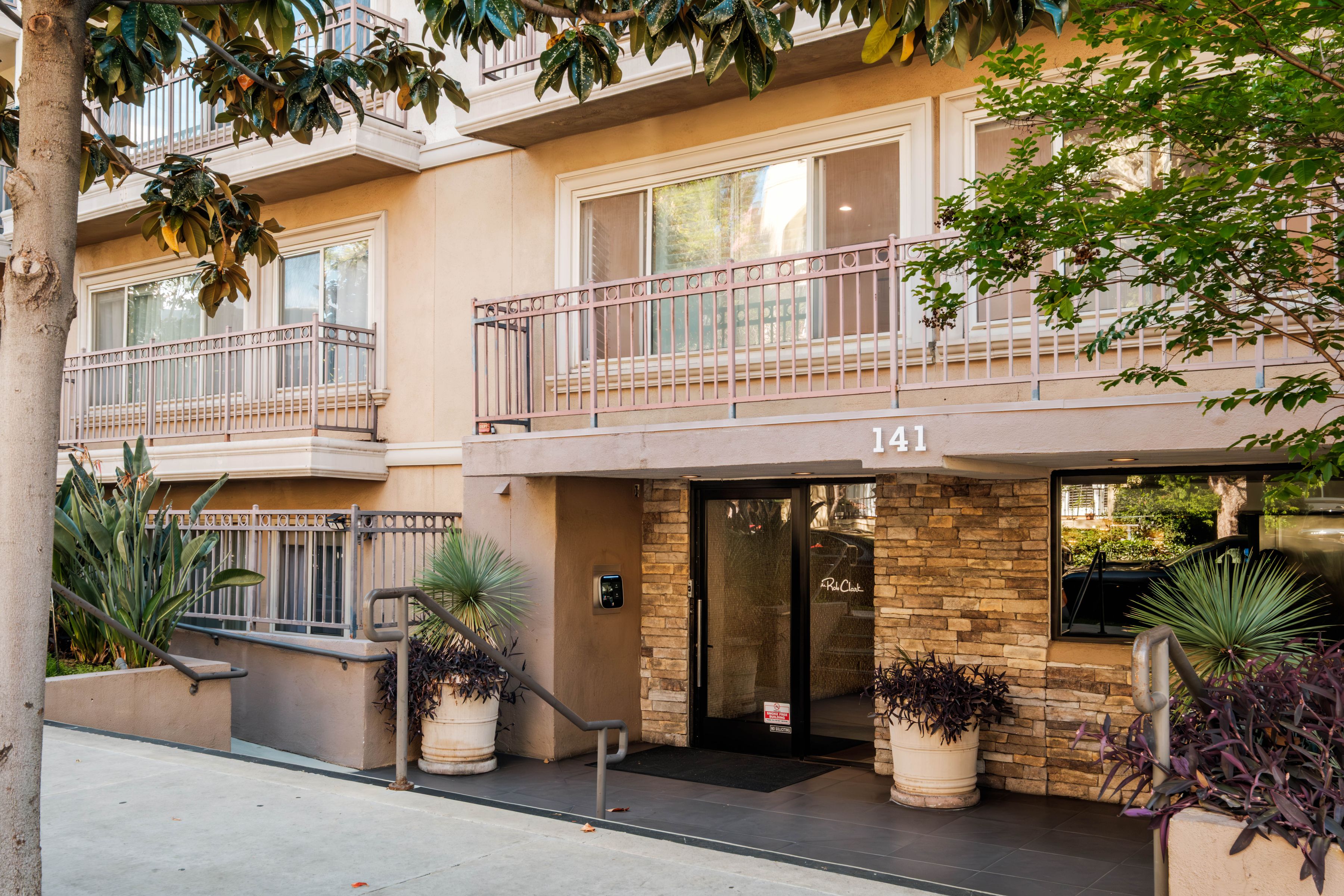  141 South Clark Drive, #404 - 物件實景