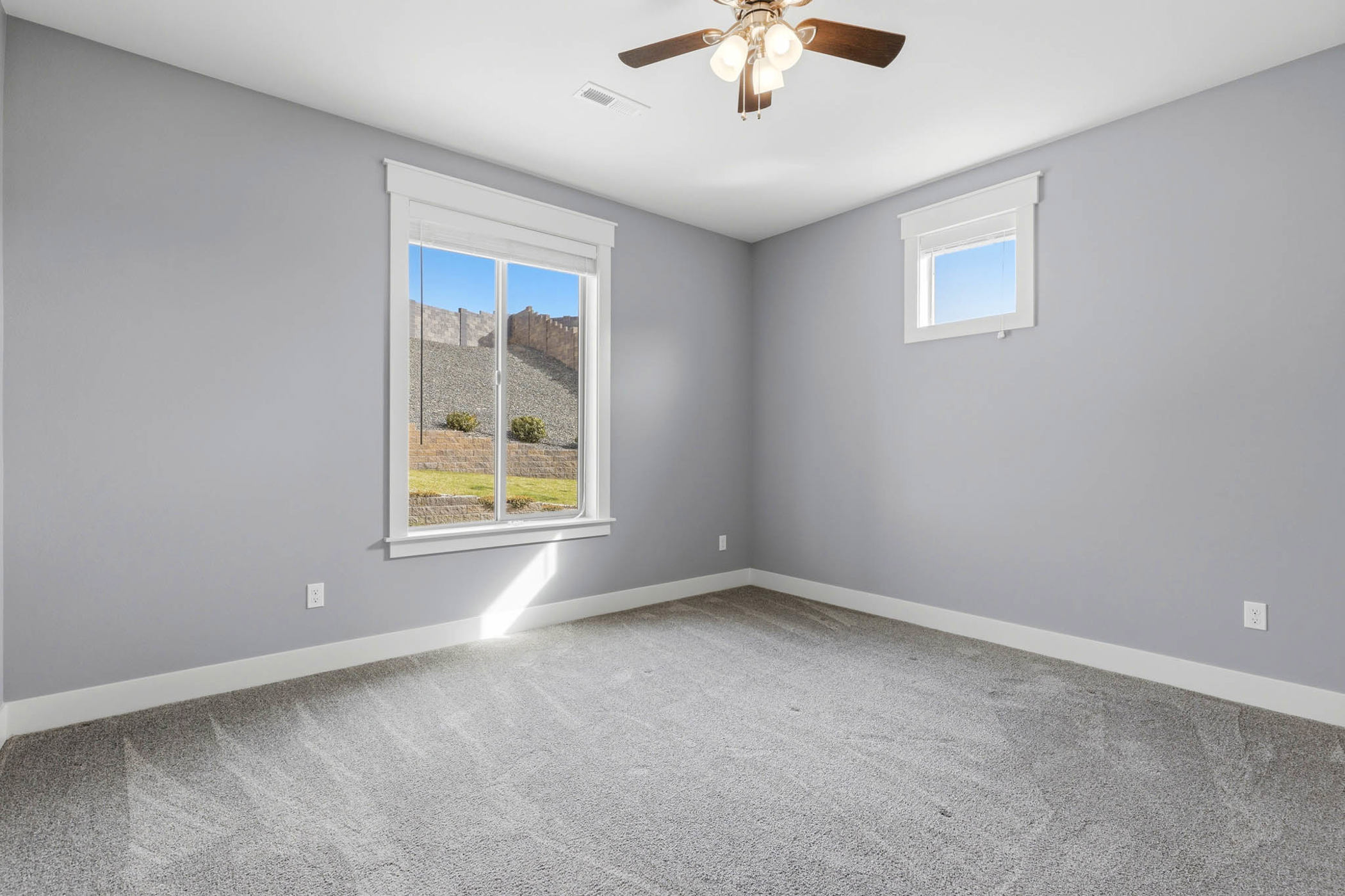  4 car garage in cul-de-sac Upgrades, single level - 物件實景