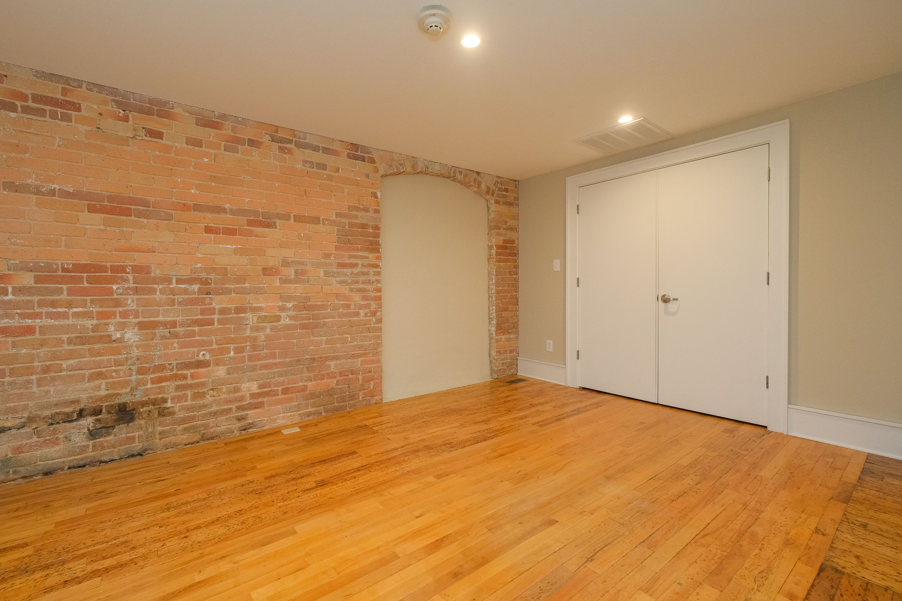  MILL CONDO WITH PRIVATE EXTERIOR ENTRANCE - 物件實景