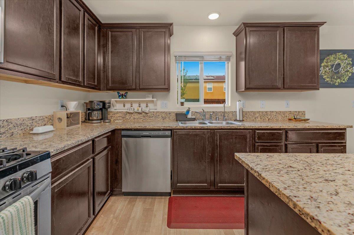 Fresno, California, 93722, United States, 5 Bedrooms Bedrooms, ,3 BathroomsBathrooms,Residential,For Sale,1982186