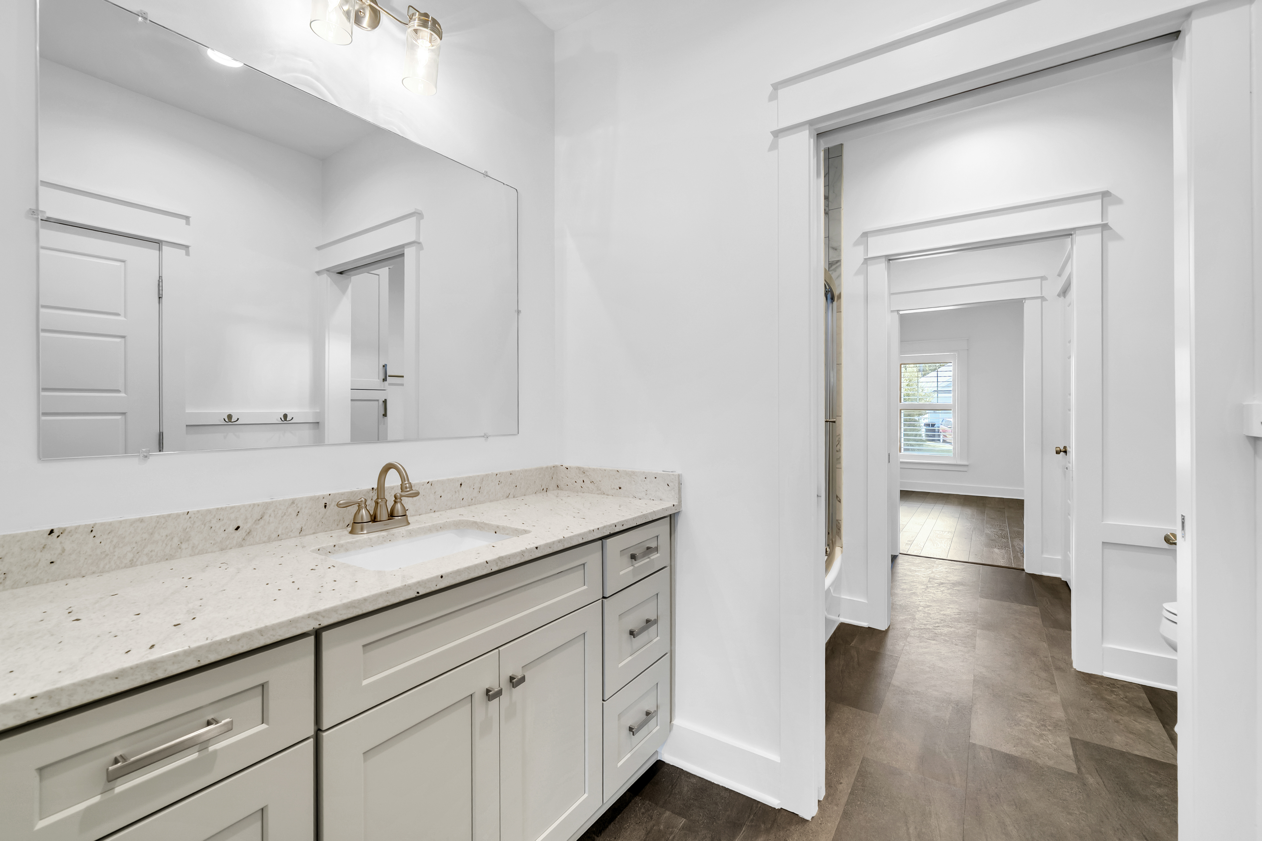  Move-In Ready Brick Home with Spacious Fenced Backyard Near the Bay - 物件實景
