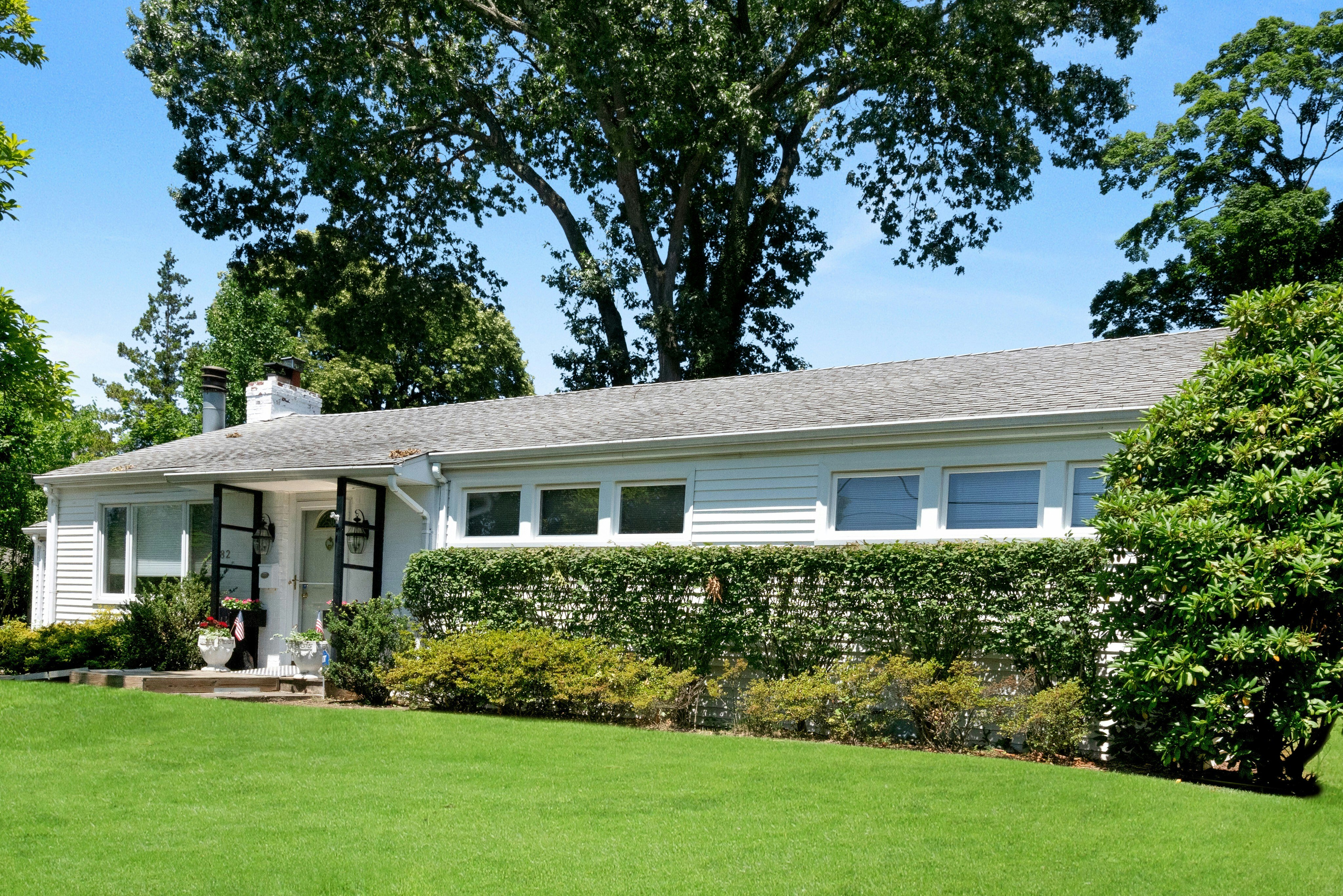  Charming three-bedroom, two bath ranch feels like home the moment you walk in - 物件實景