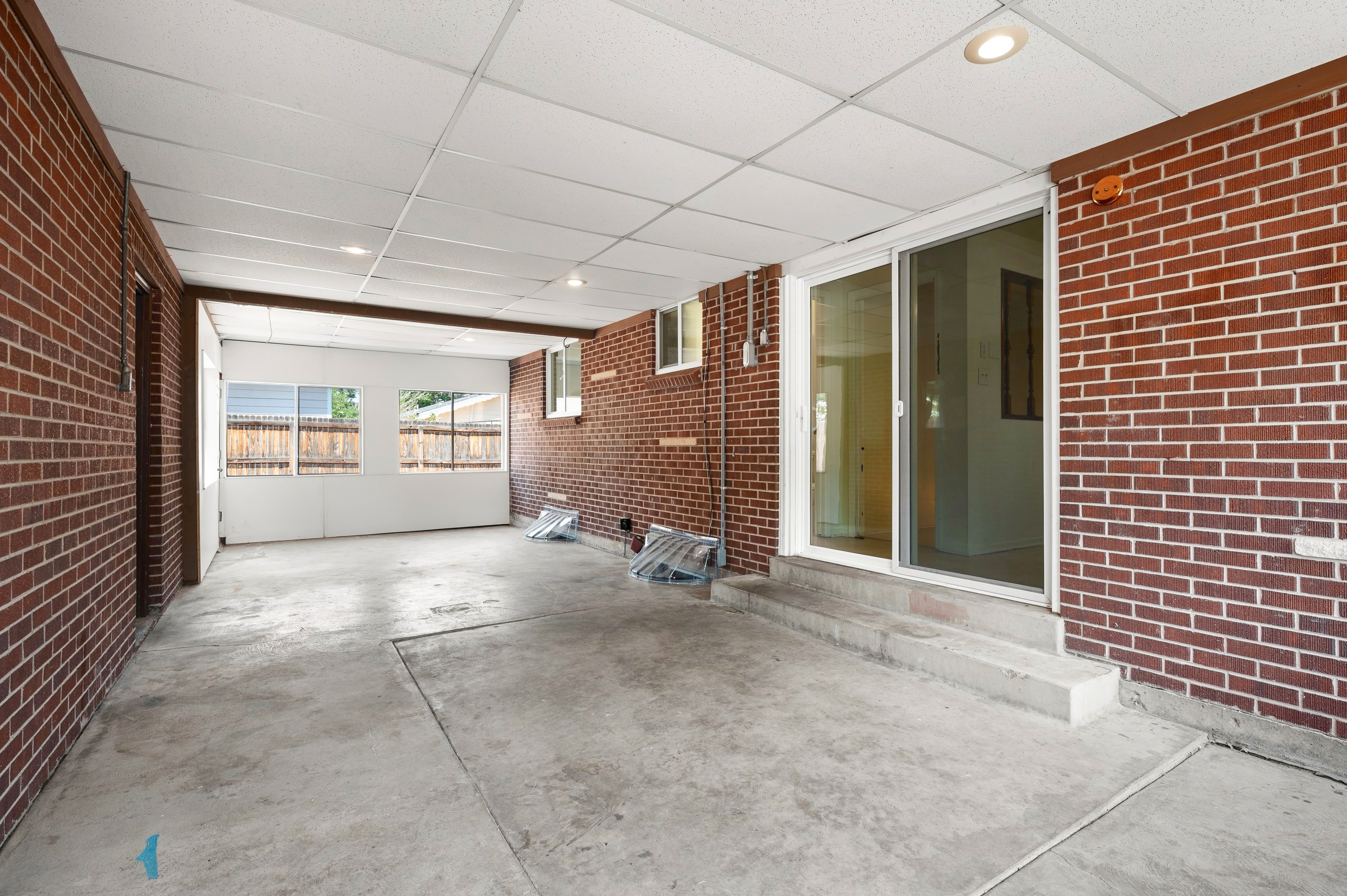  All Brick Ranch Home Offering Residential Comfort with Commercial Potential - 物件實景