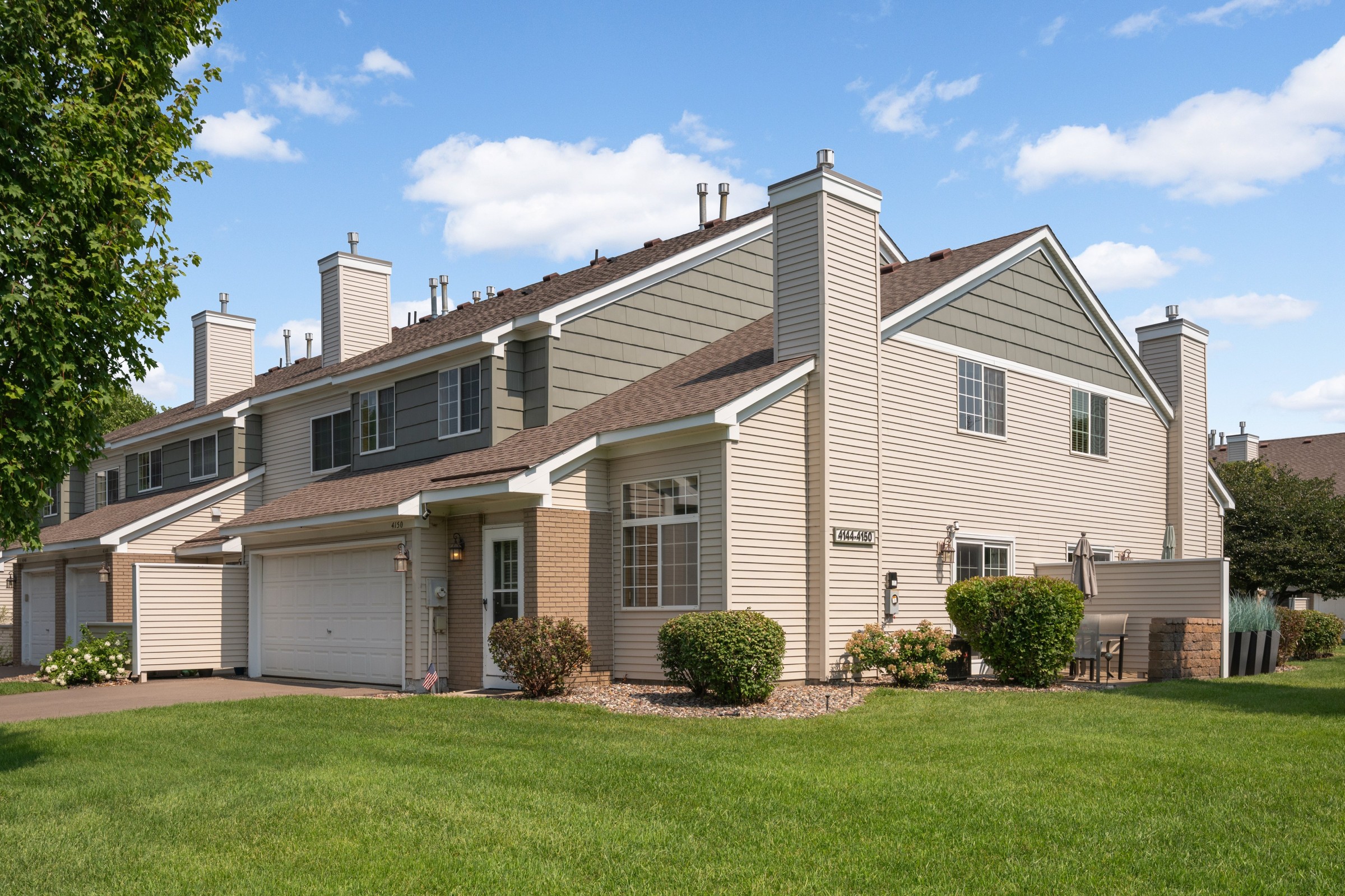  Sun-Filled End Unit in Prime Eagan Location - 物件實景