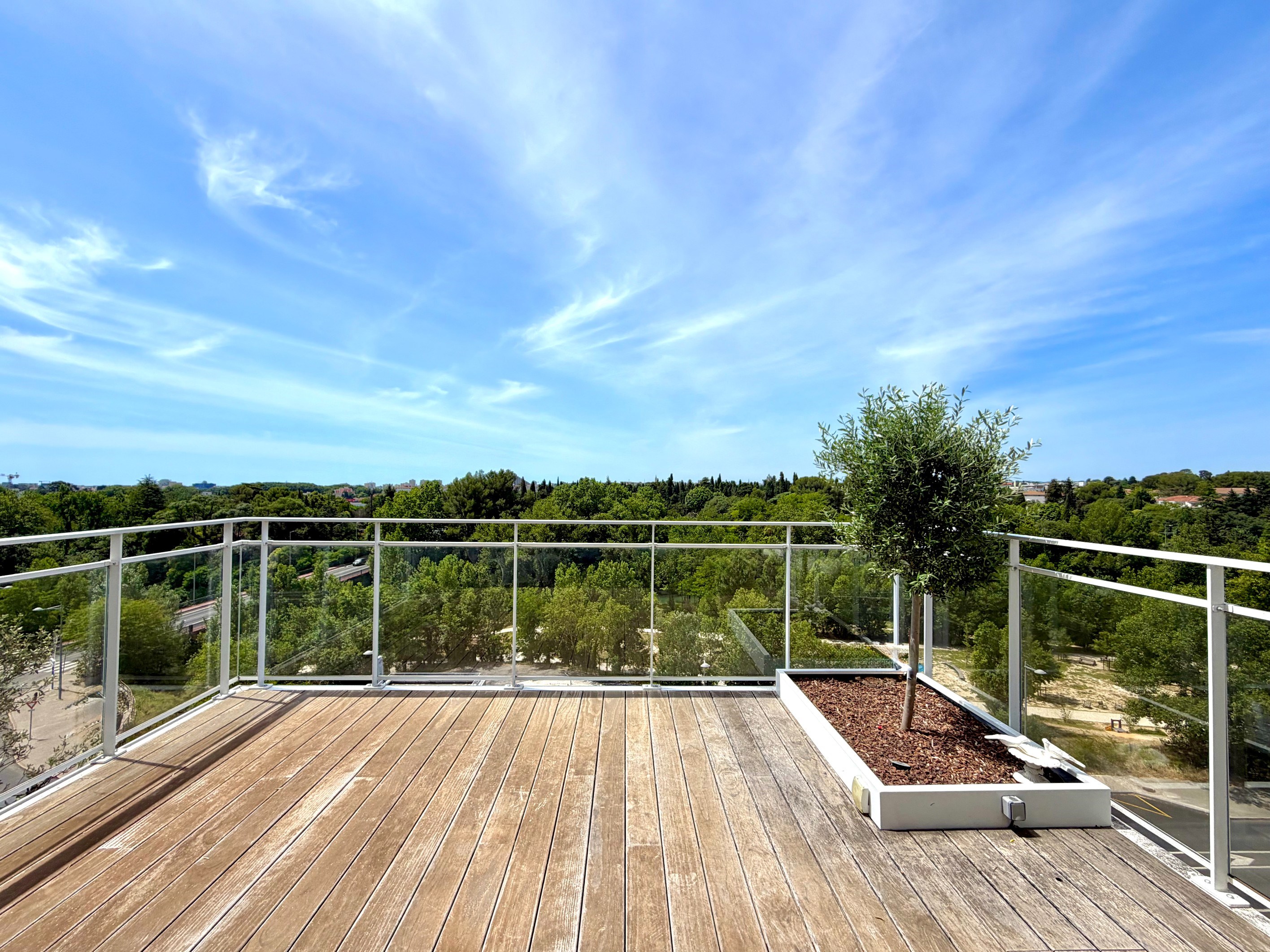  Exceptional views of the greenery and city rooftops... - 物件實景