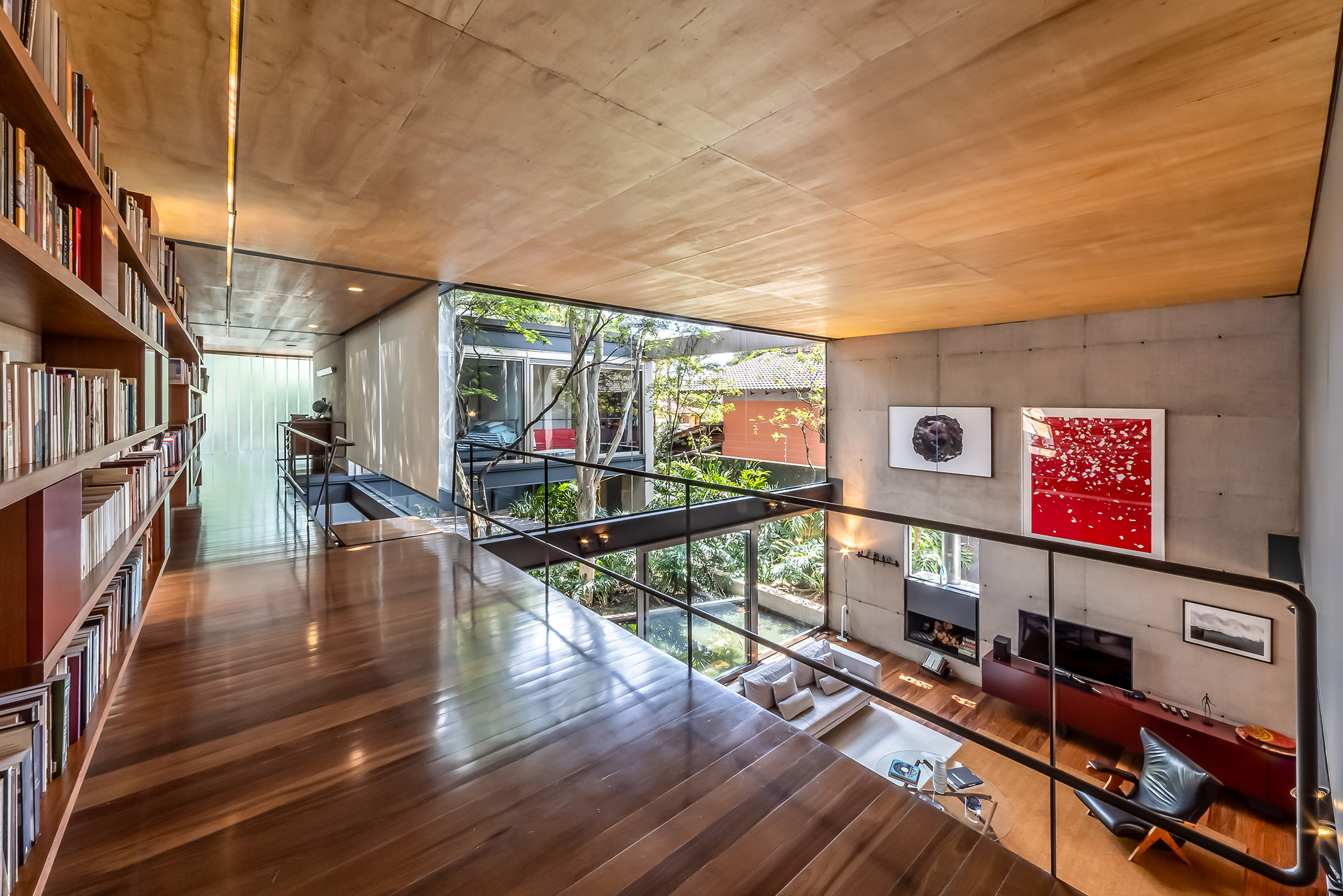  Contemporary home with open layout and outdoor living surrounded by greenery - 物件實景