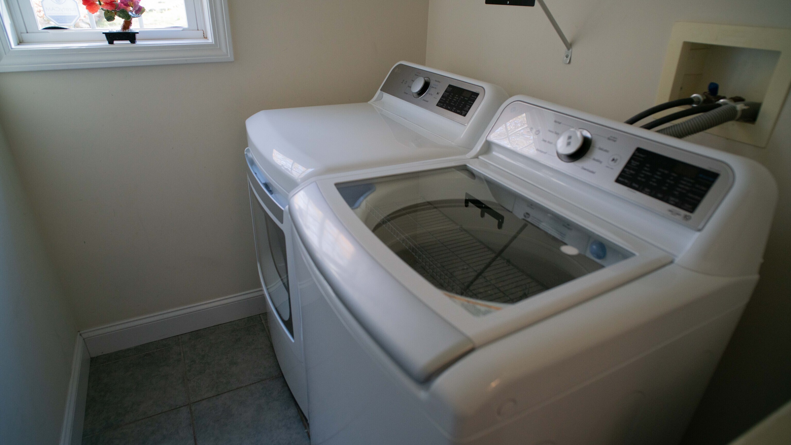 Tolland, Connecticut, 06084, United States, 4 Bedrooms Bedrooms, ,3 BathroomsBathrooms,Residential,For Sale,1989613