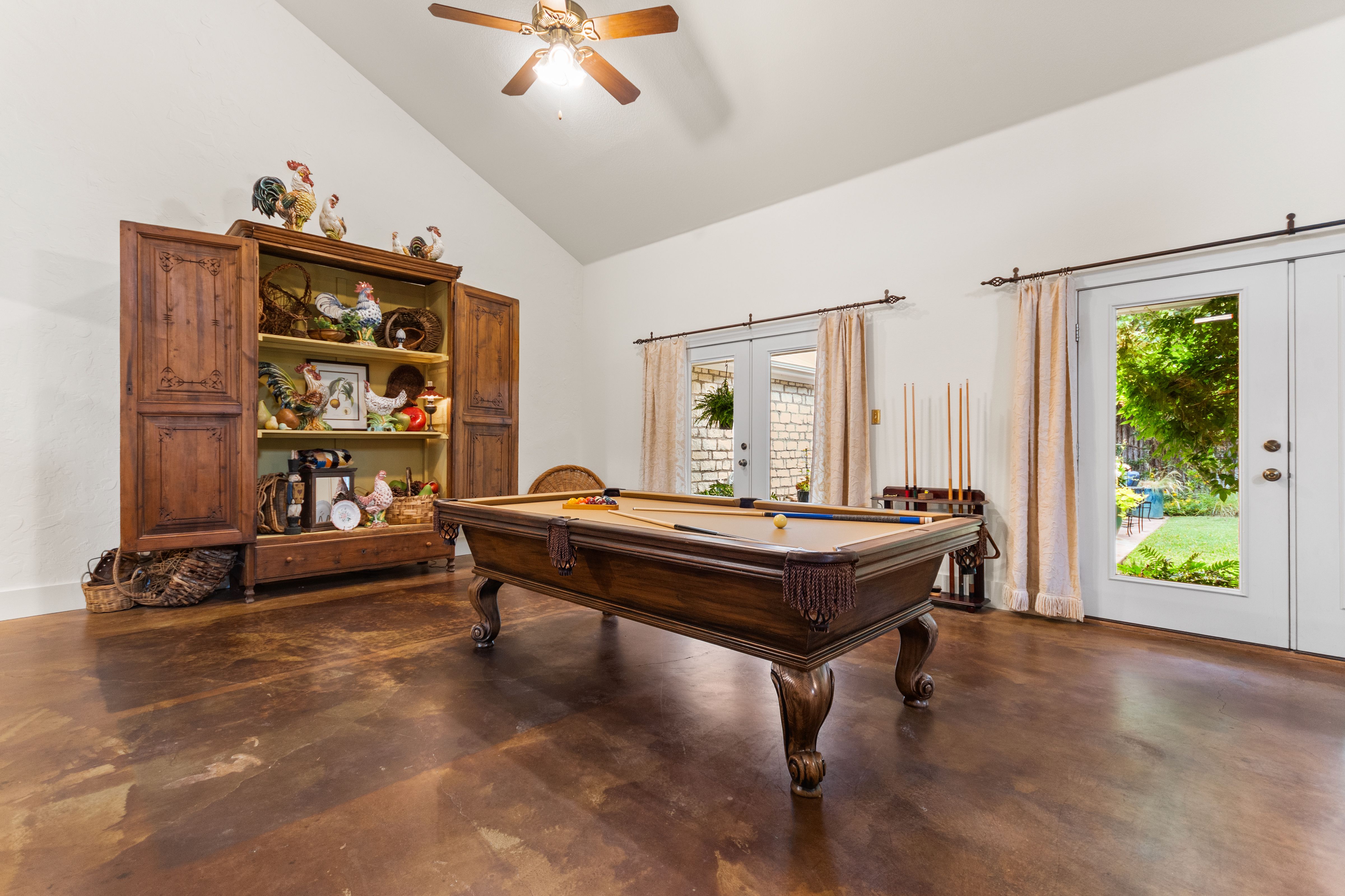  Privacy, Hill Country Charm and Income Potential - 物件實景