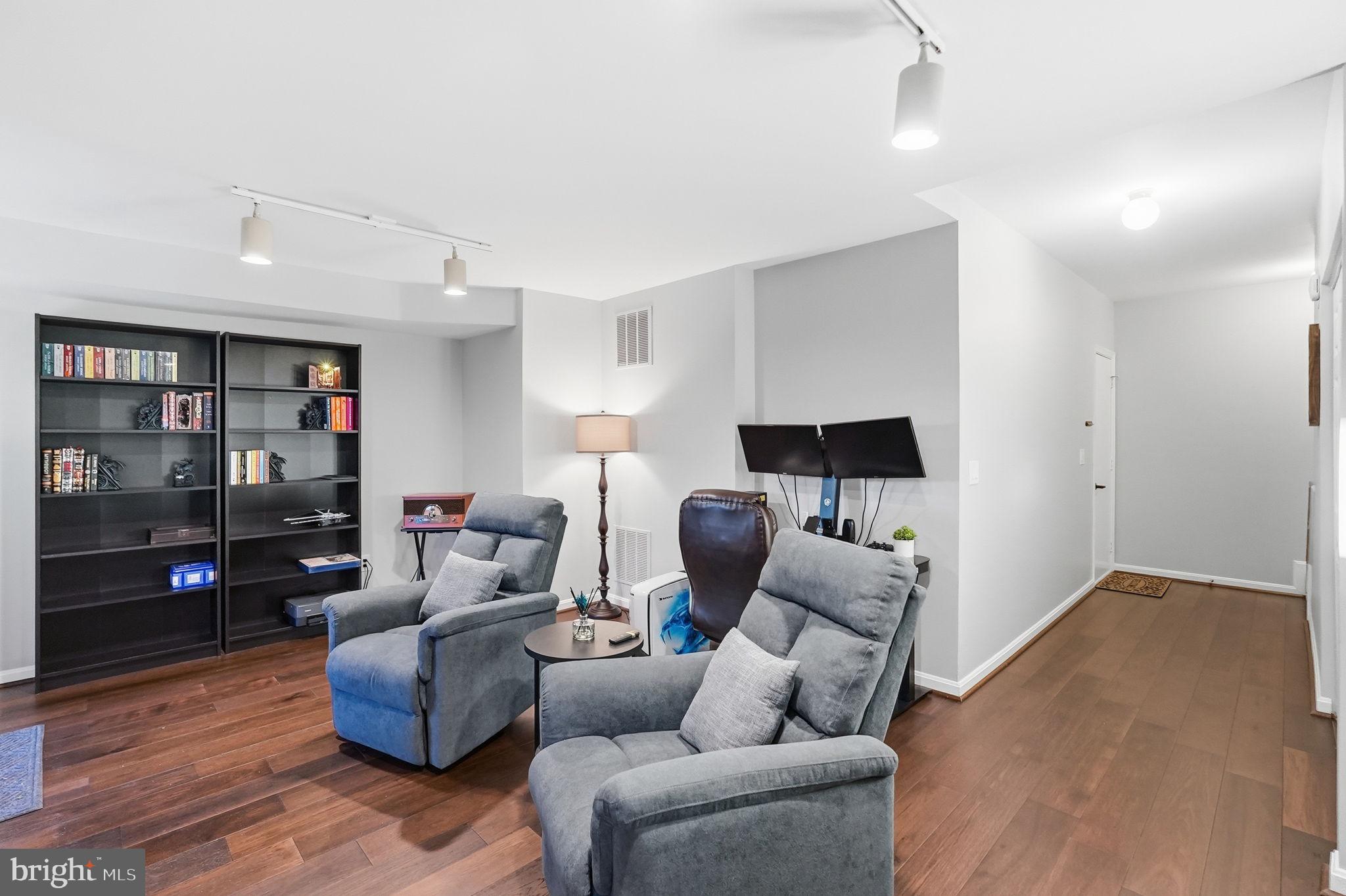 Fairfax, Virginia, 22033, United States, 2 Bedrooms Bedrooms, ,4 BathroomsBathrooms,Residential,For Sale,2001476