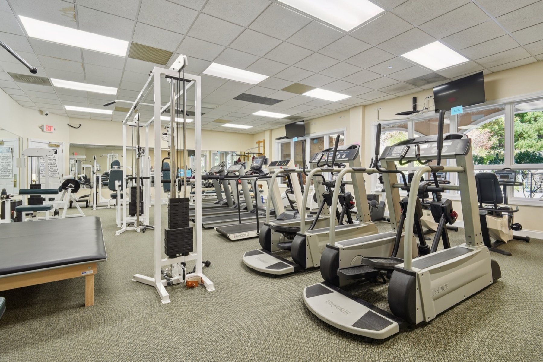  One Floor ?Fox Hills? Corner Unit Offers Many Available Amenities - 物件實景