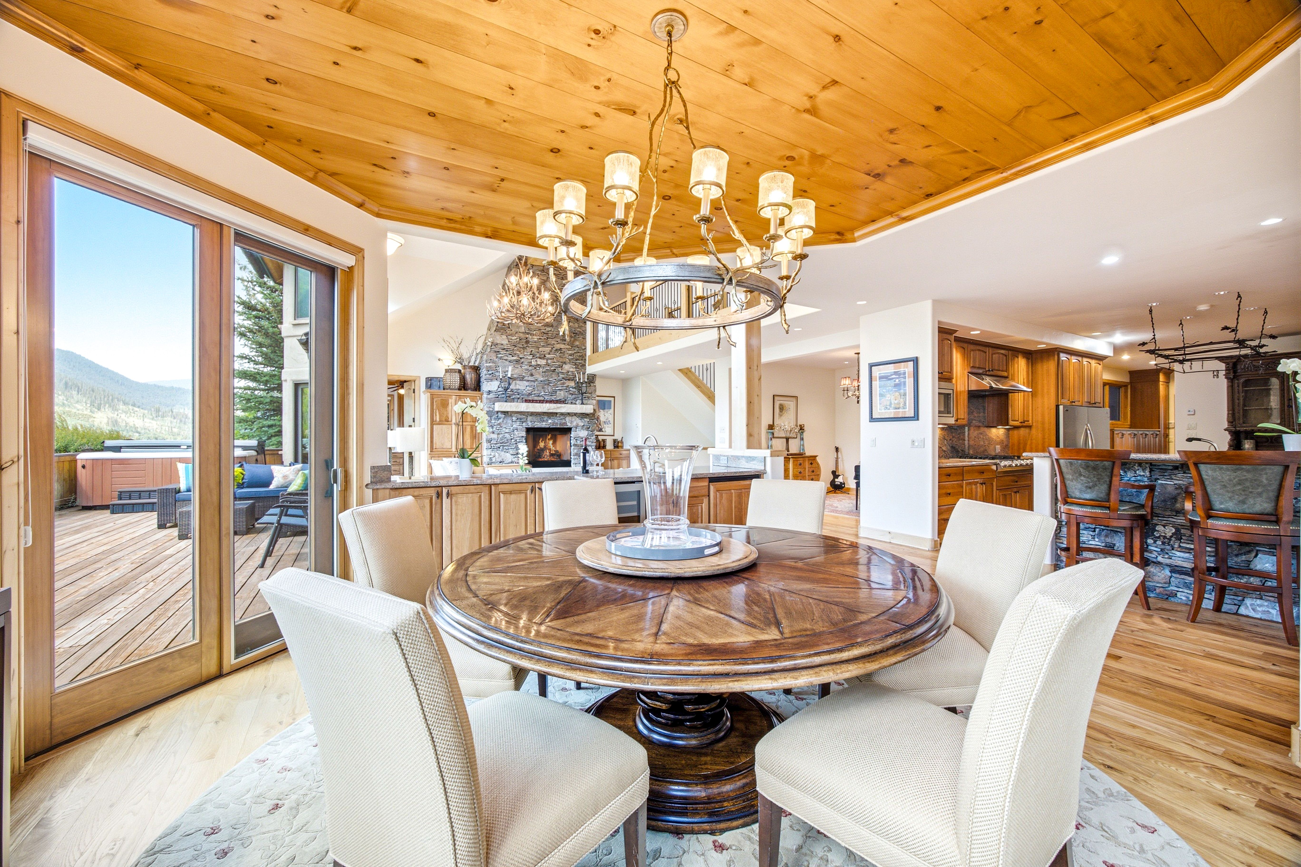  Custom-built, Single-family Home in the Exclusive Grand Traverse Neighborhood - 物件實景