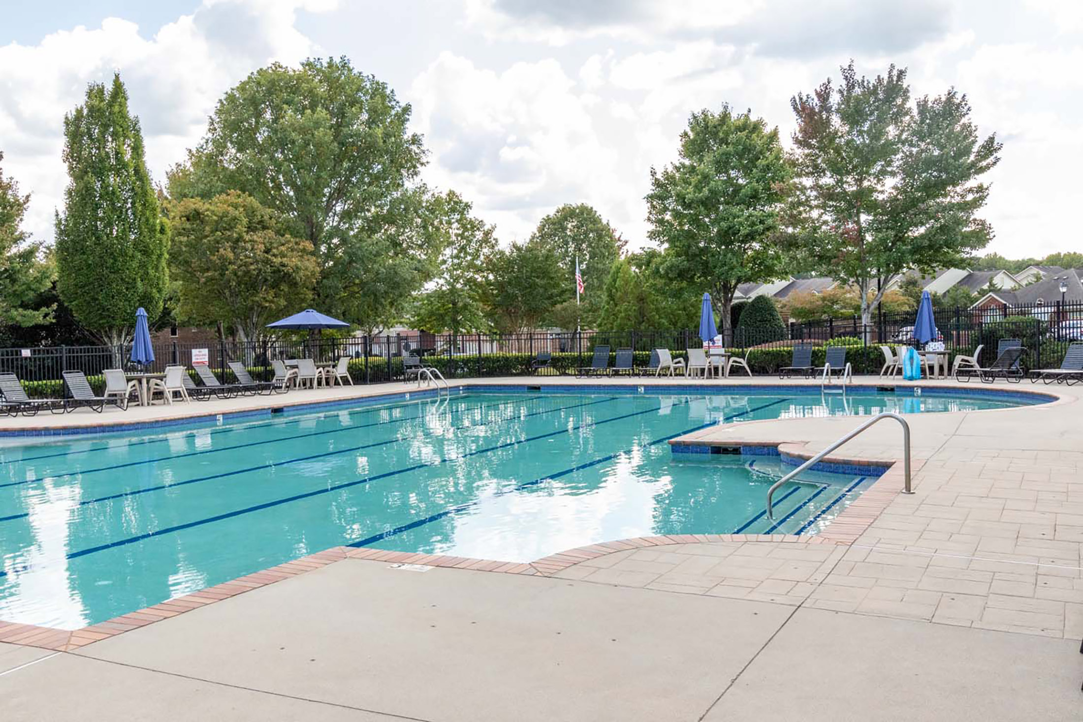  Four-Bedroom Brick Corner Lot in Jamestown - 物件實景