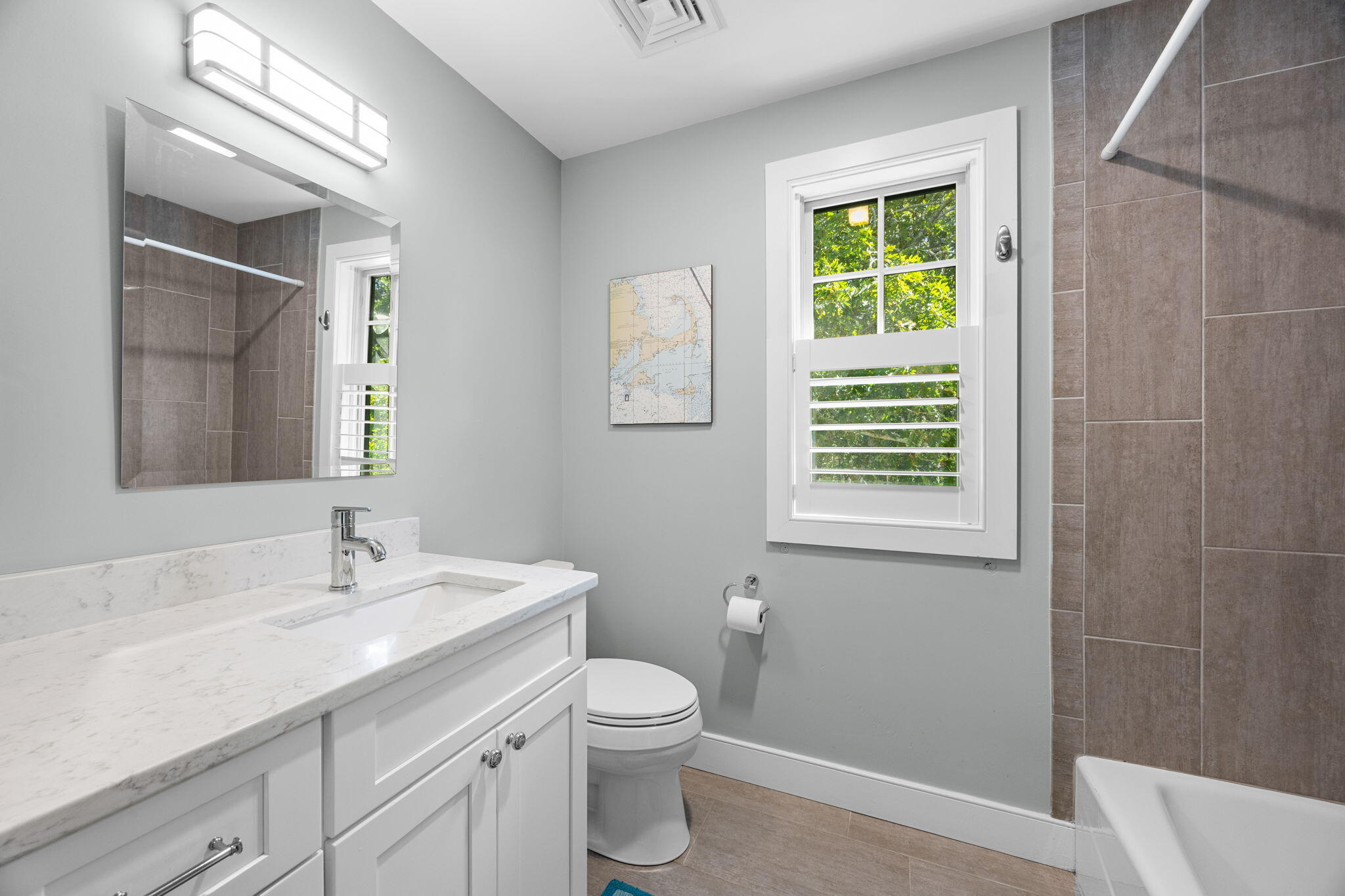  2017-Built Cape Cod Charmer with Fireplace, Fenced Yard and Patio - 物件實景