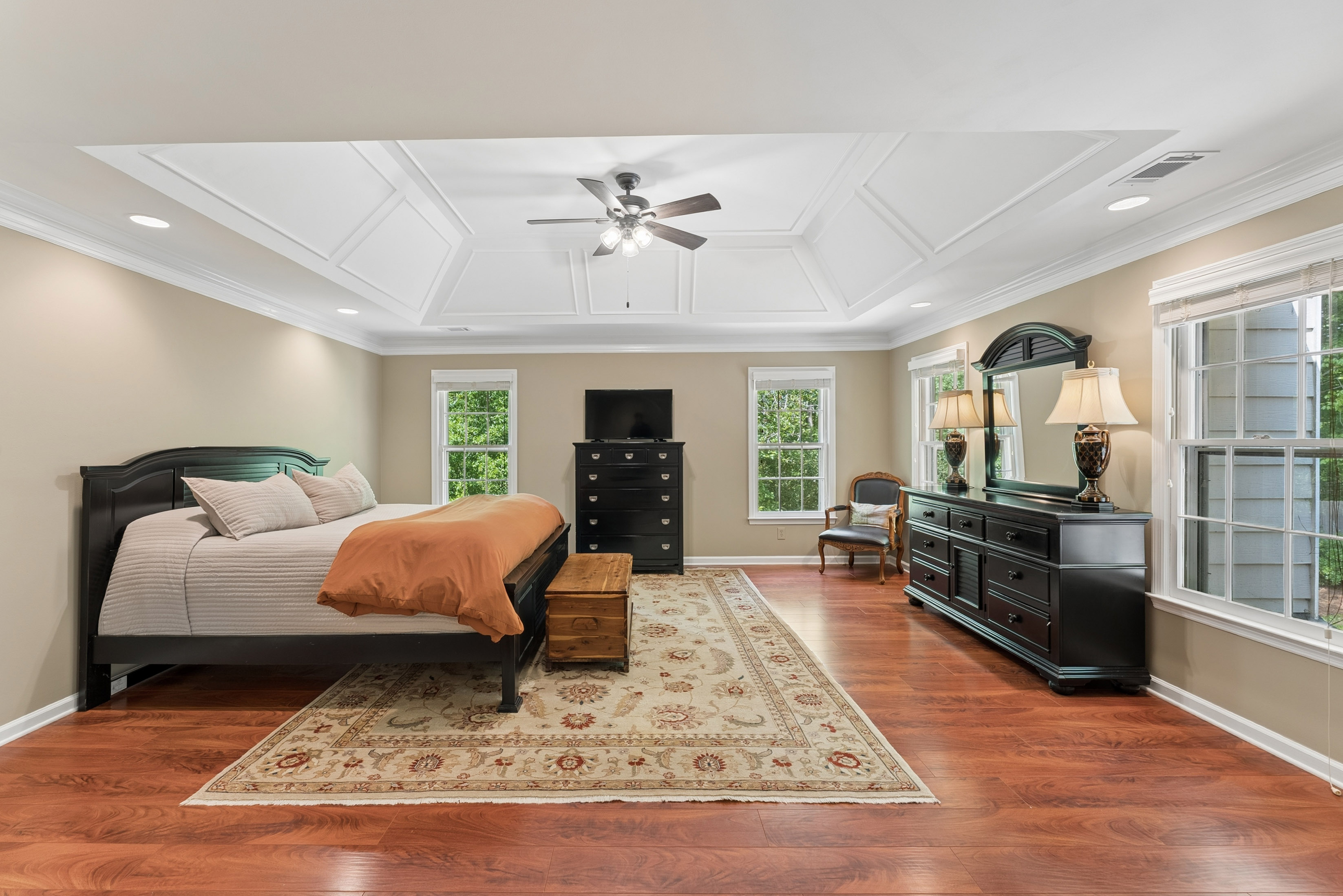  Stately Brick-front Home Offers Timeless Curb Appeal - 物件實景