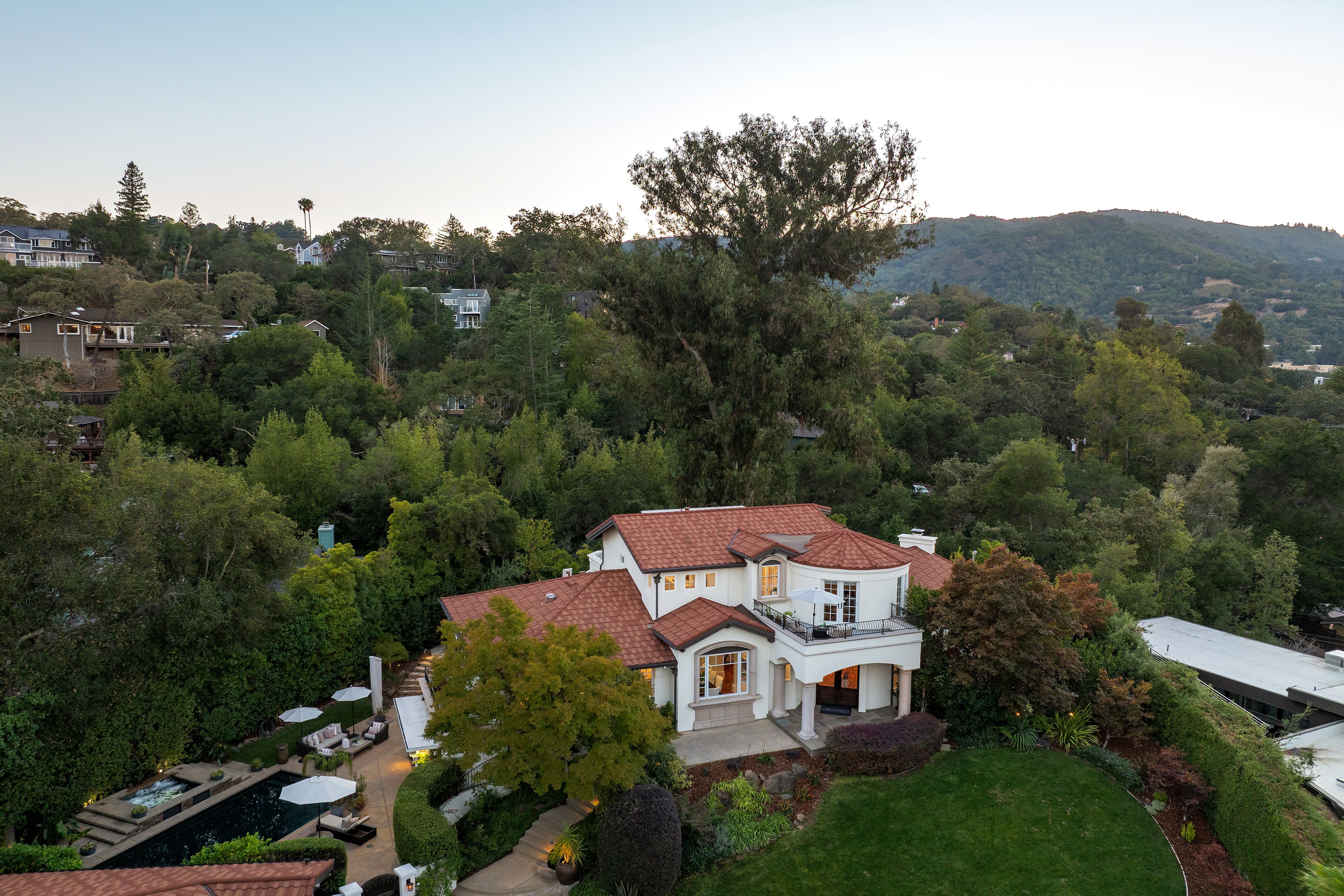  Expansive Mediterranean-Style Villa - 物件實景