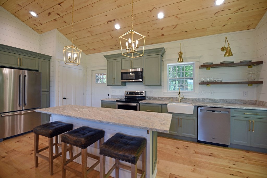 Blue Ridge, Georgia, 30513, United States, 2 Bedrooms Bedrooms, ,2 BathroomsBathrooms,Residential,For Sale,1805607