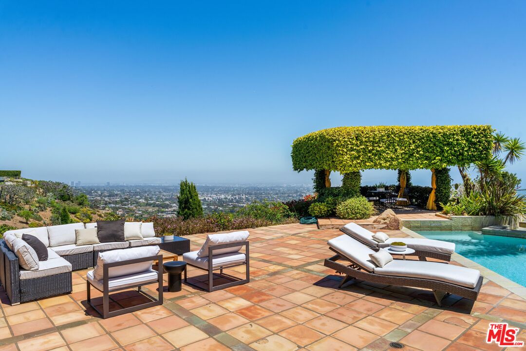 Pacific Palisades, California, 90272, United States, 4 Bedrooms Bedrooms, ,2 BathroomsBathrooms,Residential,For Sale,1770890
