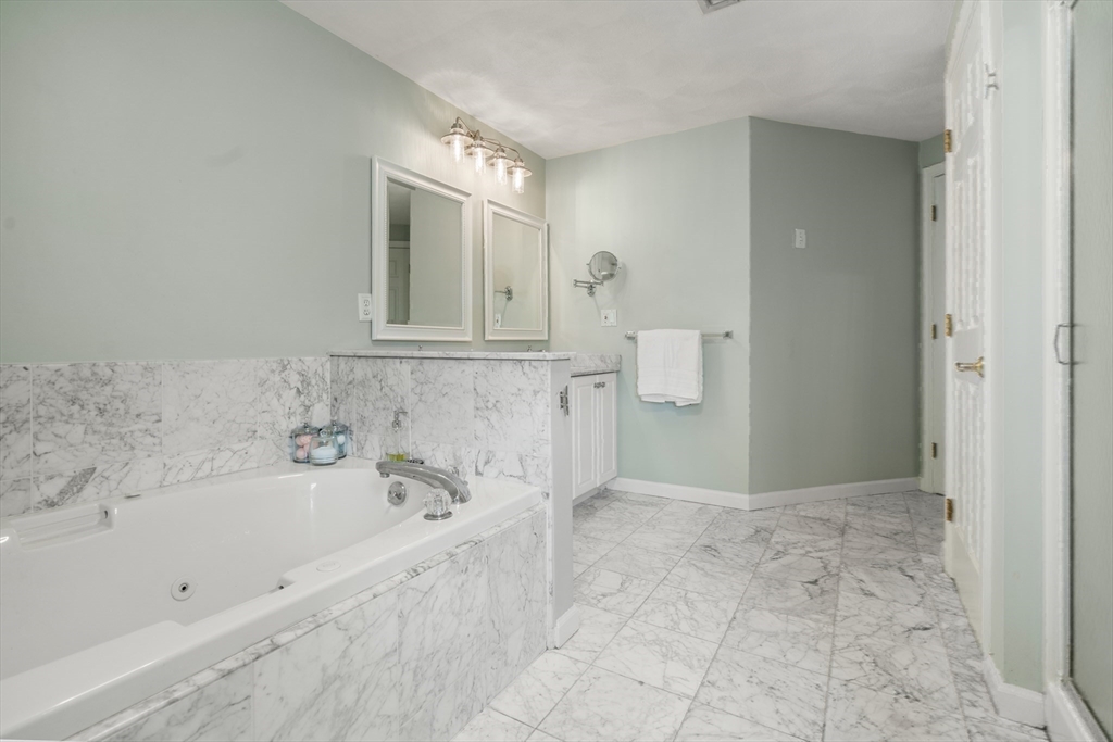 Hopkinton, Massachusetts, 01748, United States, 2 Bedrooms Bedrooms, ,3 BathroomsBathrooms,Residential,For Sale,1875527