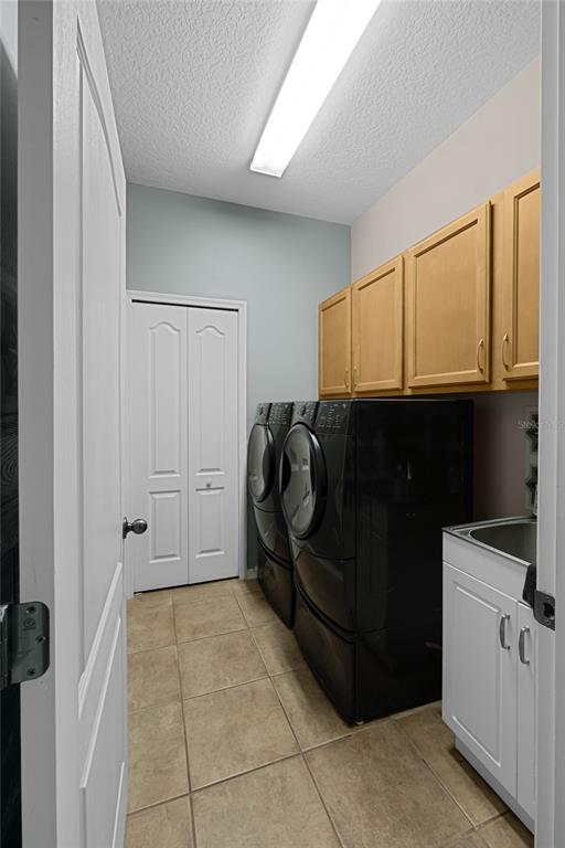 Oviedo, Florida, 32765, United States, 6 Bedrooms Bedrooms, ,5 BathroomsBathrooms,Residential,For Sale,1857503