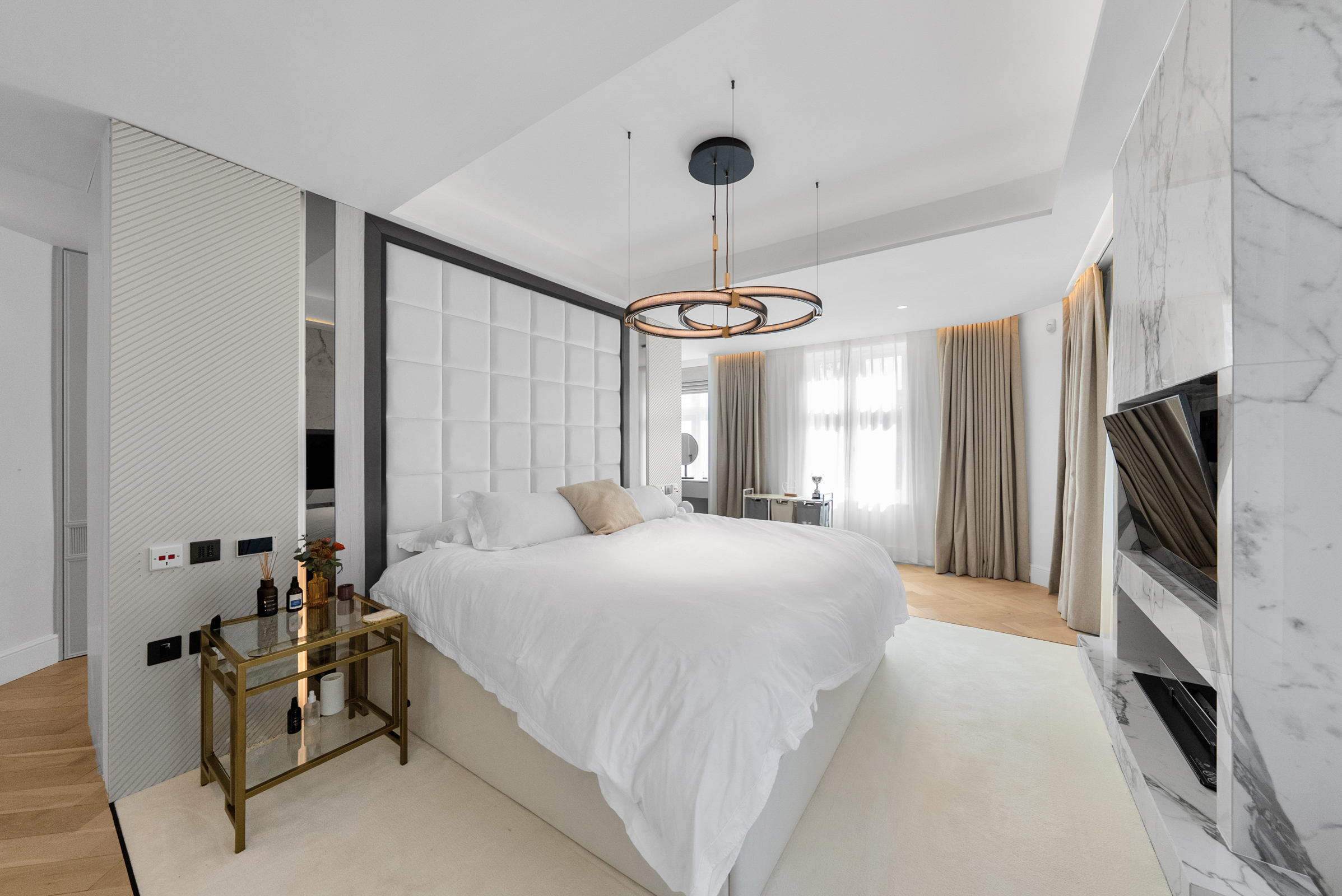  A six-bedroom St George’s Hill house with a private spa and rising-floor pool - 物件實景