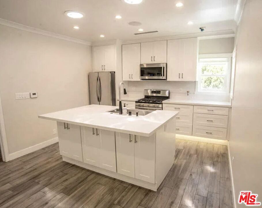 Los Angeles, California, 90048, United States, 3 Bedrooms Bedrooms, ,2 BathroomsBathrooms,Residential,For Sale,1919092