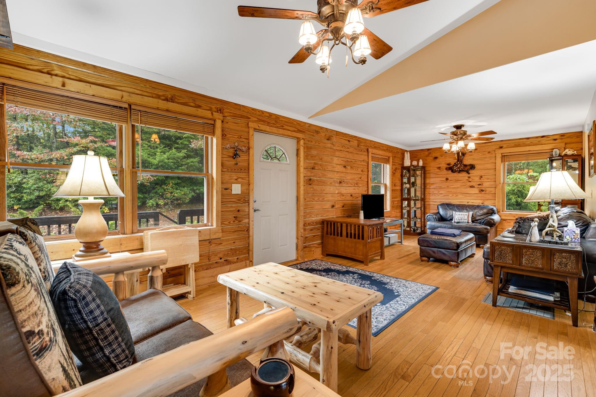 Spruce Pine, North Carolina, 28777, United States, 3 Bedrooms Bedrooms, ,3 BathroomsBathrooms,Residential,For Sale,1991683