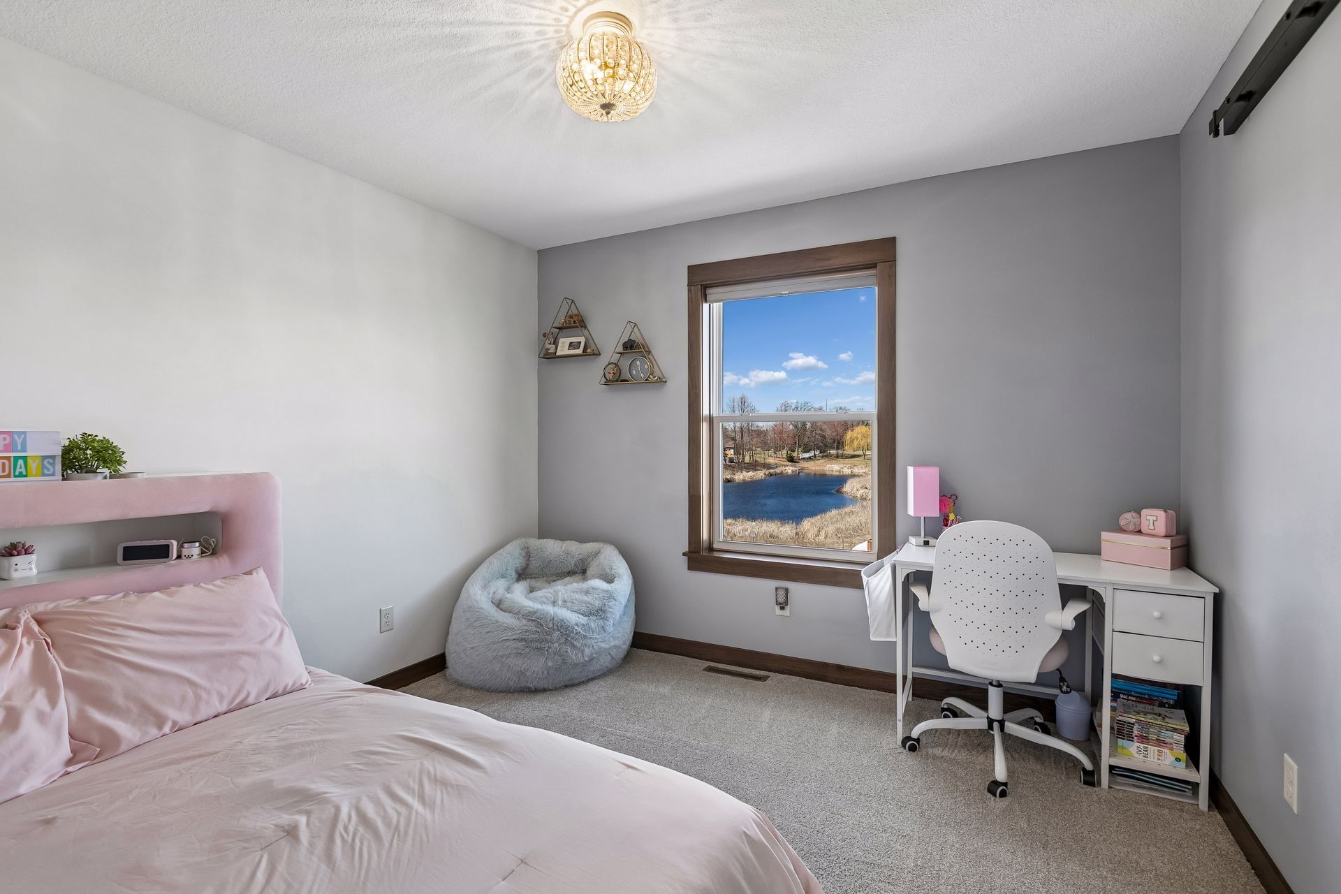  Elegant Living with Entertainer’s Lower Level - 物件實景