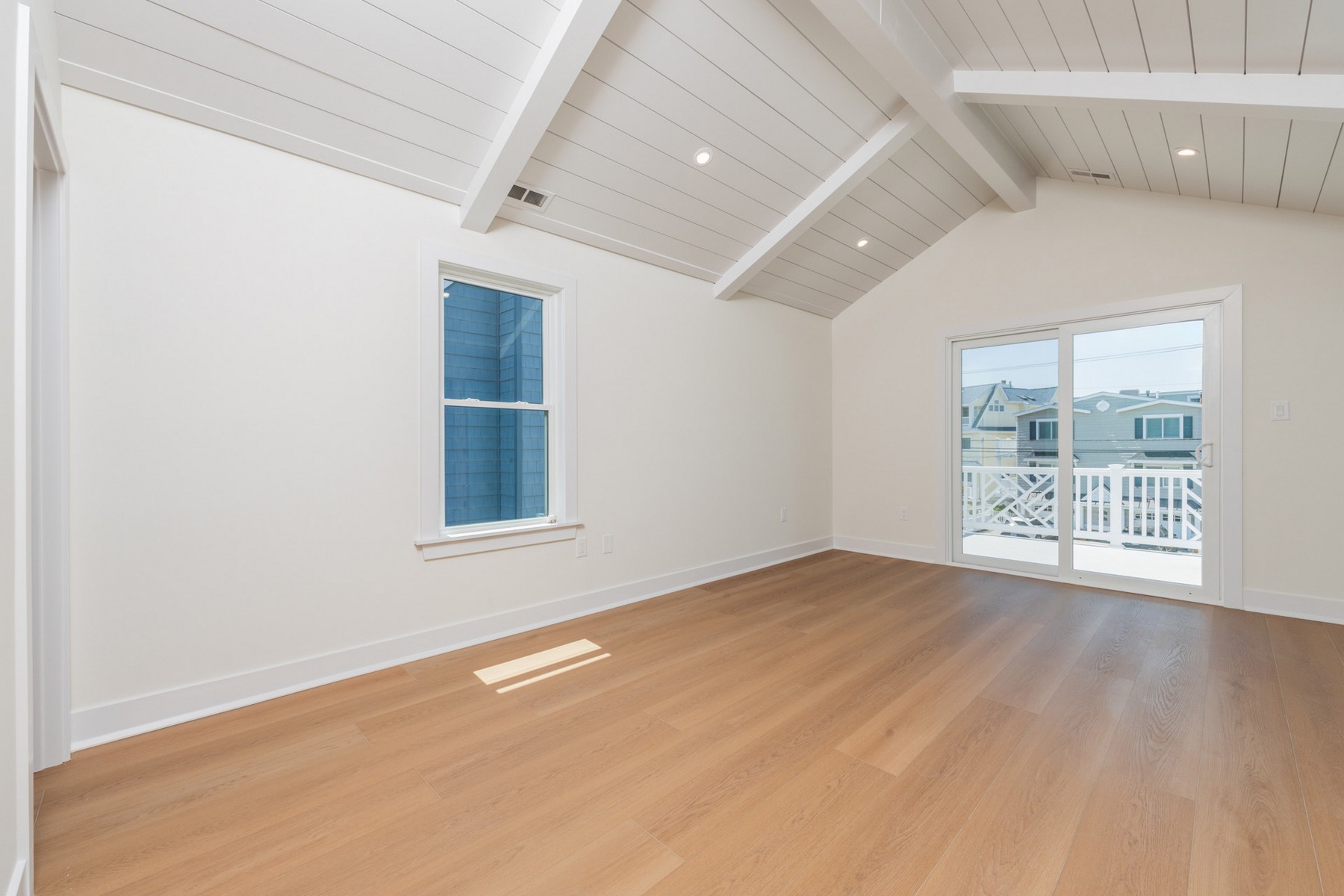  1625 Bay Avenue - 物件實景