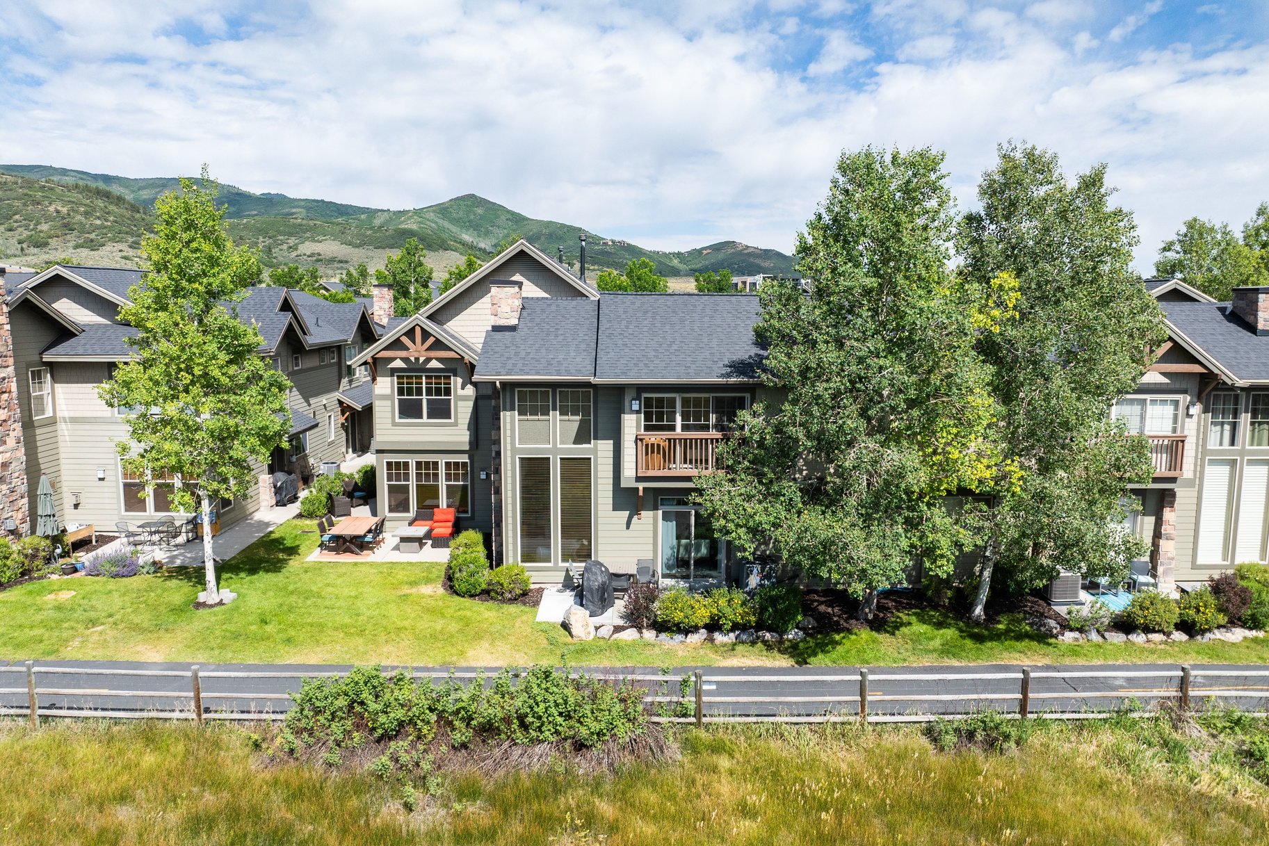  Exceptional Fox Point Townhome with Mountain Views & Prime Location - 物件實景