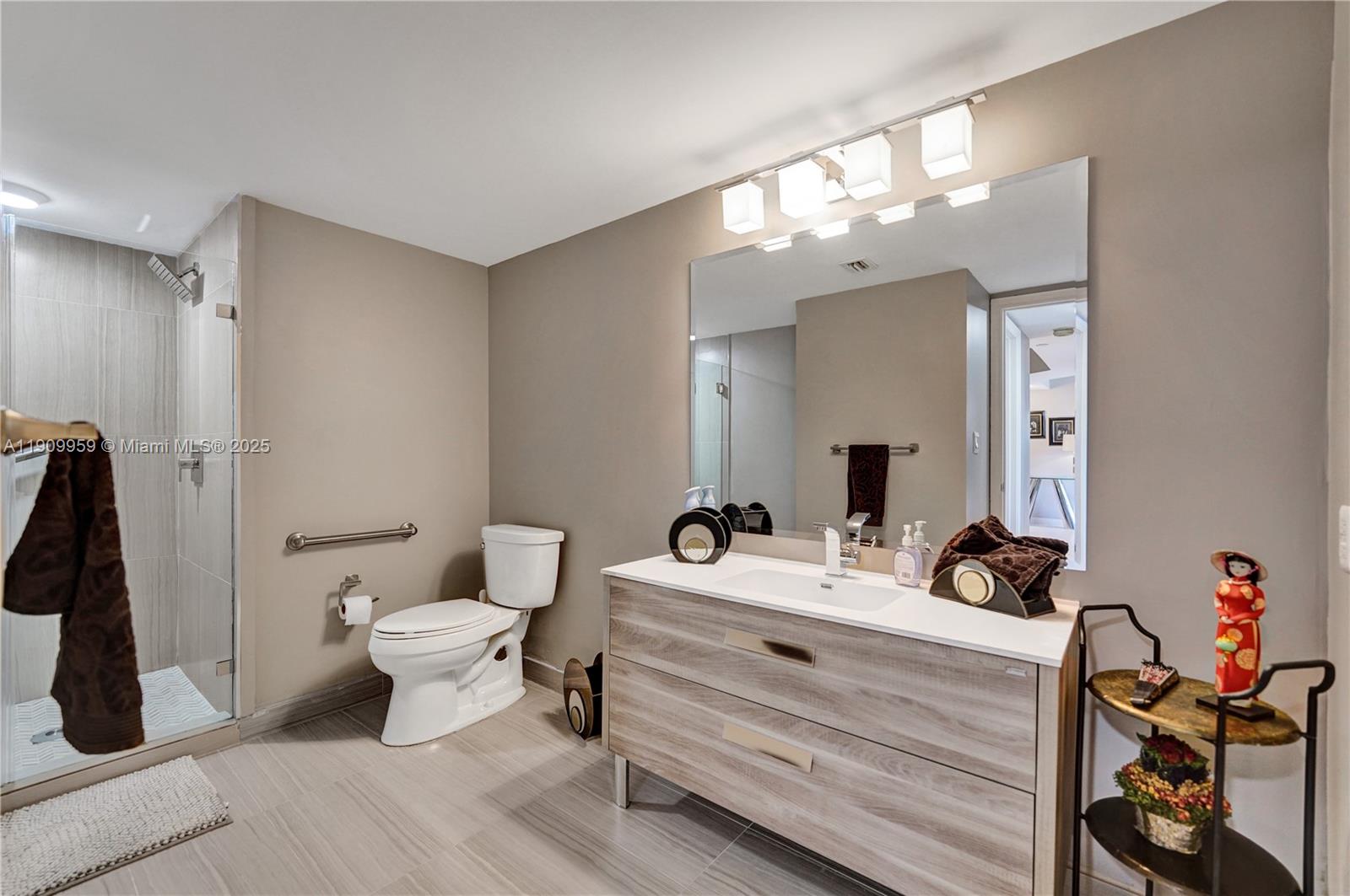 Aventura, Florida, 33180, United States, 2 Bedrooms Bedrooms, ,2 BathroomsBathrooms,Residential,For Sale,1988948