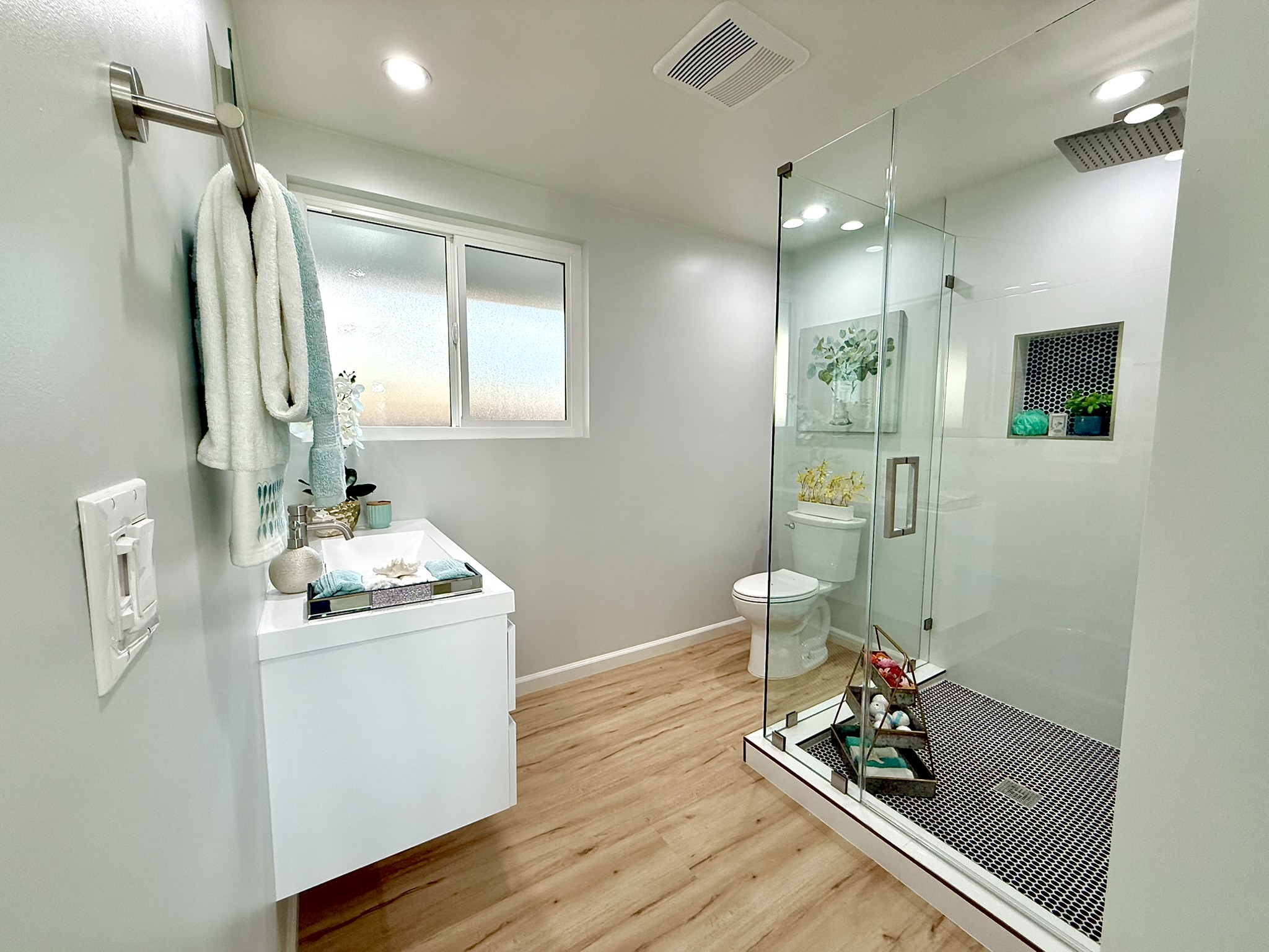 Los Alamitos, California, 90720, United States, 5 Bedrooms Bedrooms, ,4 BathroomsBathrooms,Residential,For Sale,1895084