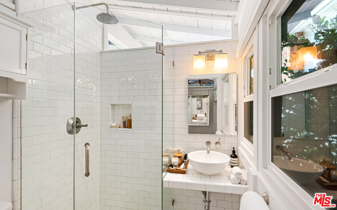 Malibu, California, 90265, United States, 3 Bedrooms Bedrooms, ,2 BathroomsBathrooms,Residential,For Sale,1992051