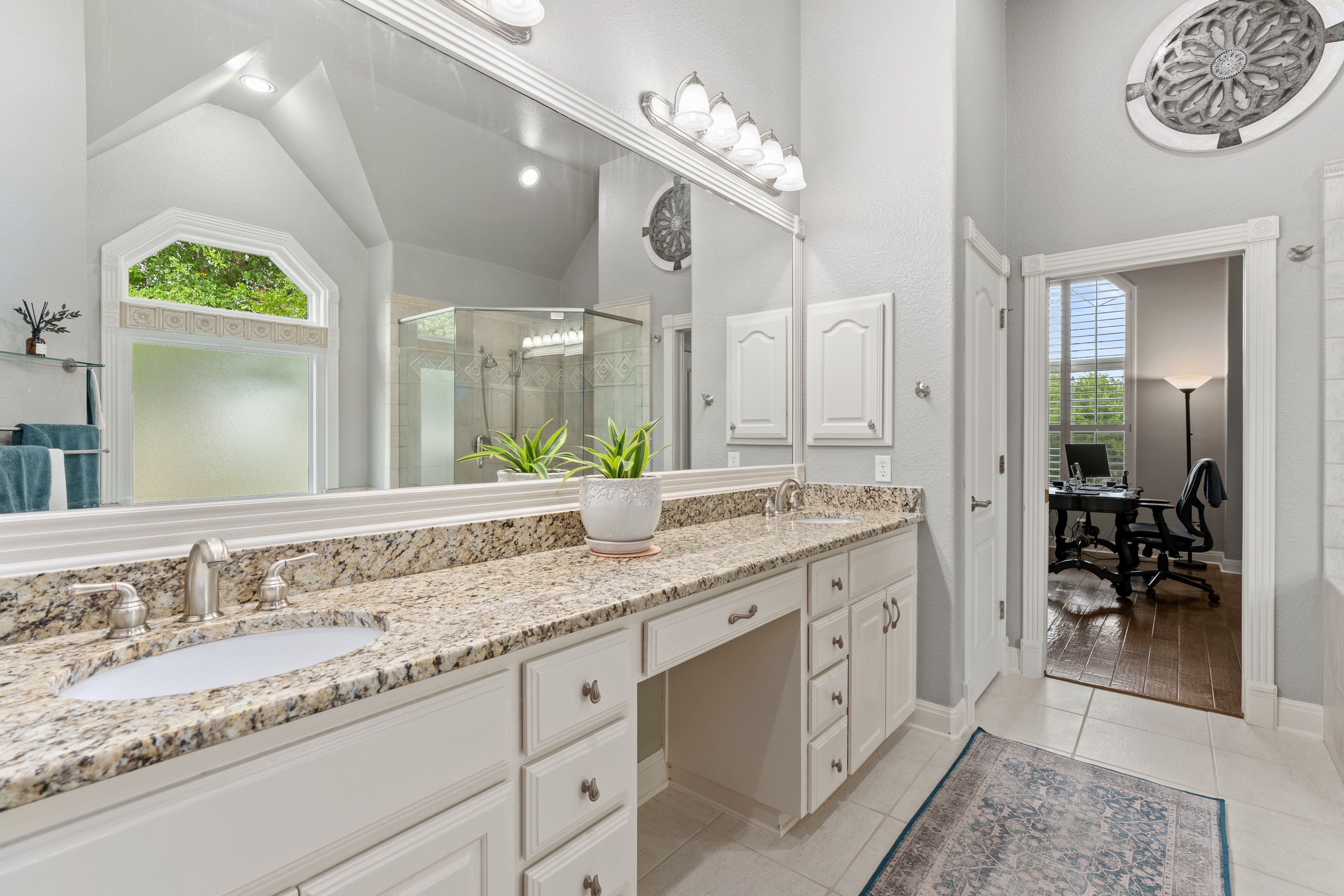  Spacious Estate with Poolside Views - 物件實景