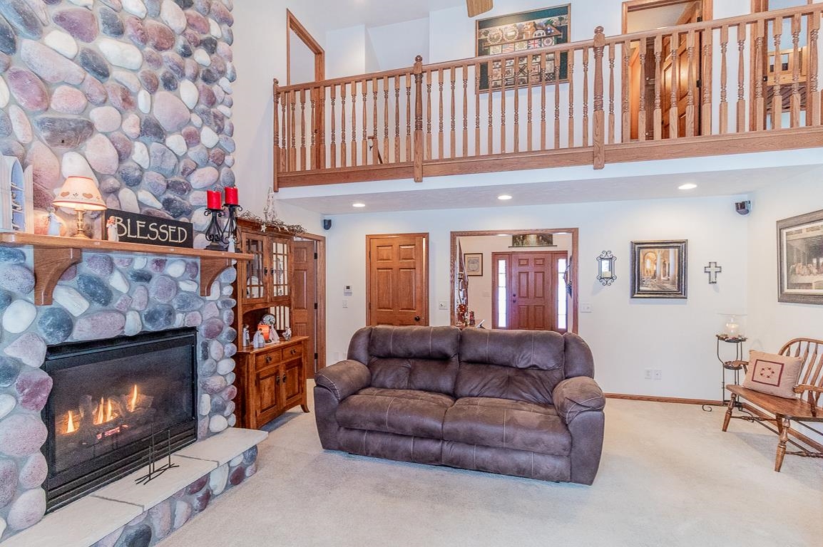 New London, Wisconsin, 54961-8857, United States, 4 Bedrooms Bedrooms, ,4 BathroomsBathrooms,Residential,For Sale,2001494