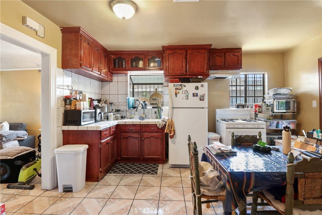 Los Angeles, California, 90016, United States, 4 Bedrooms Bedrooms, ,2 BathroomsBathrooms,Residential,For Sale,1903640