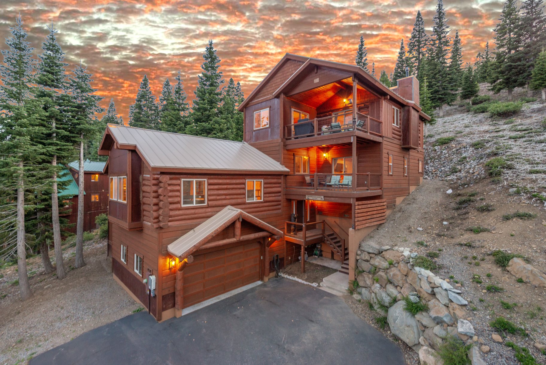  Beautiful Log Home with Carson Range Views from Every Floor - 物件實景