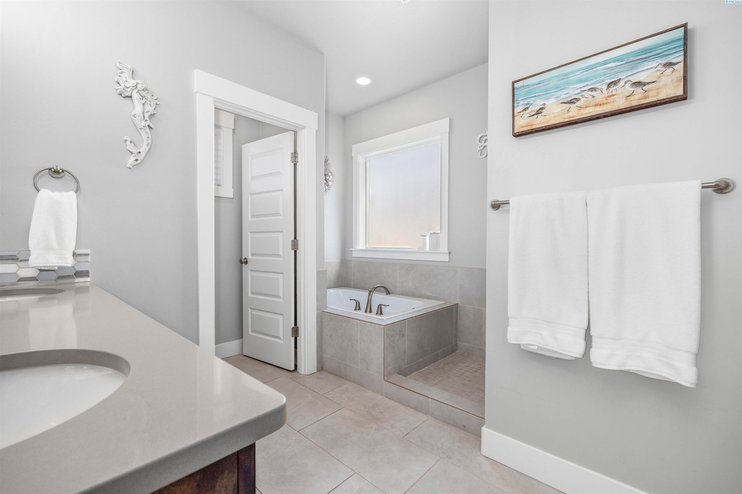 Kennewick, Washington, 99338, United States, 4 Bedrooms Bedrooms, ,3 BathroomsBathrooms,Residential,For Sale,1977201