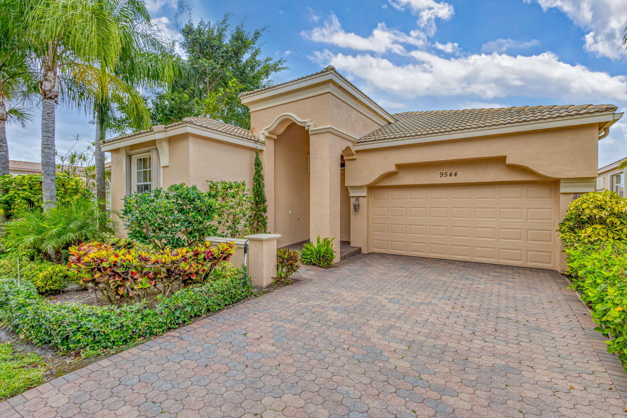Wellington, Florida, 33411, United States, 2 Bedrooms Bedrooms, ,2 BathroomsBathrooms,Residential,For Sale,1807724