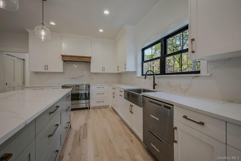 Middle Island, New York, 11953, United States, 4 Bedrooms Bedrooms, ,4 BathroomsBathrooms,Residential,For Sale,1988192