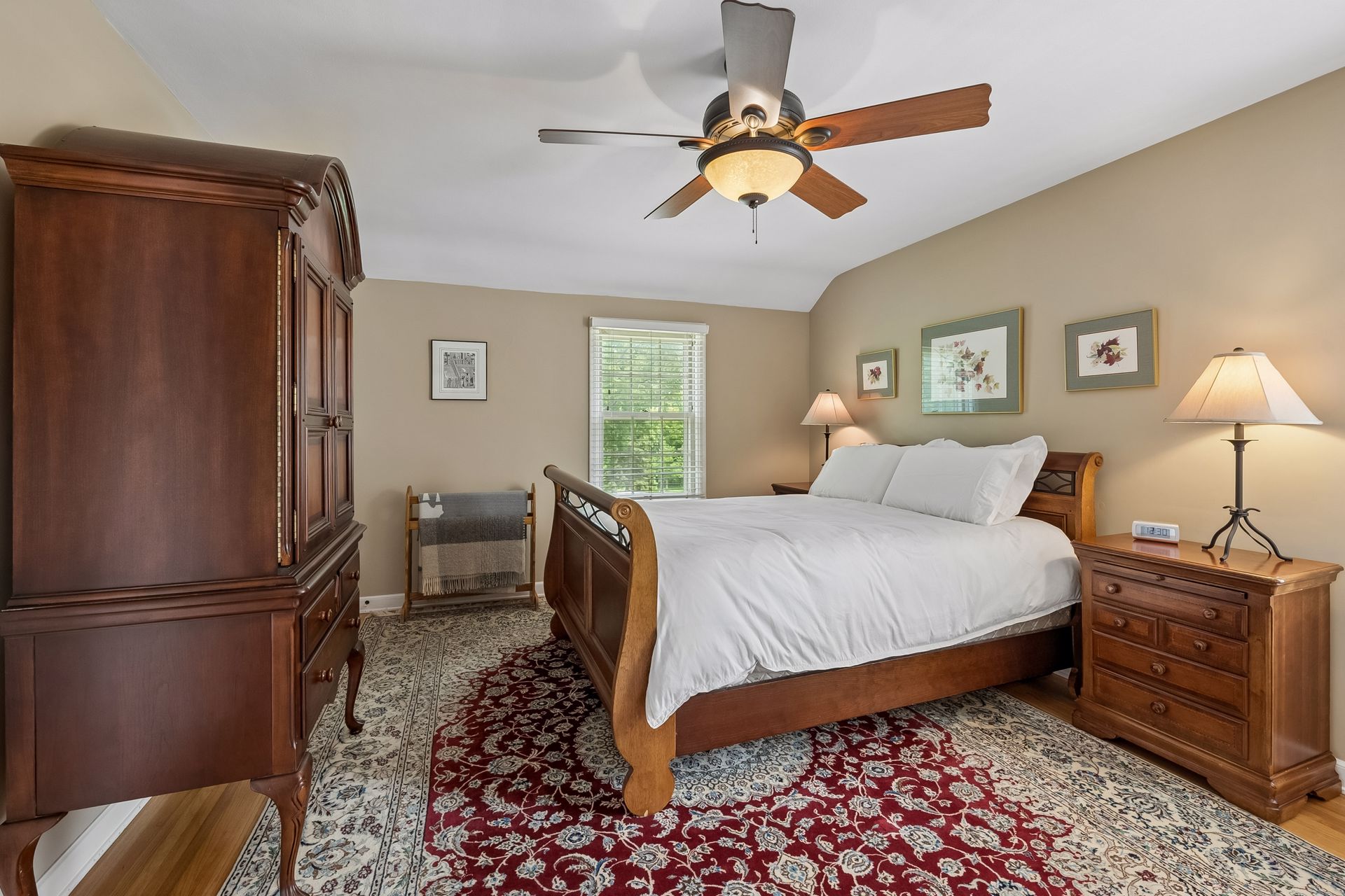  Thoughtfully Updated Tudor on a Rare Oversized Lot - 物件實景